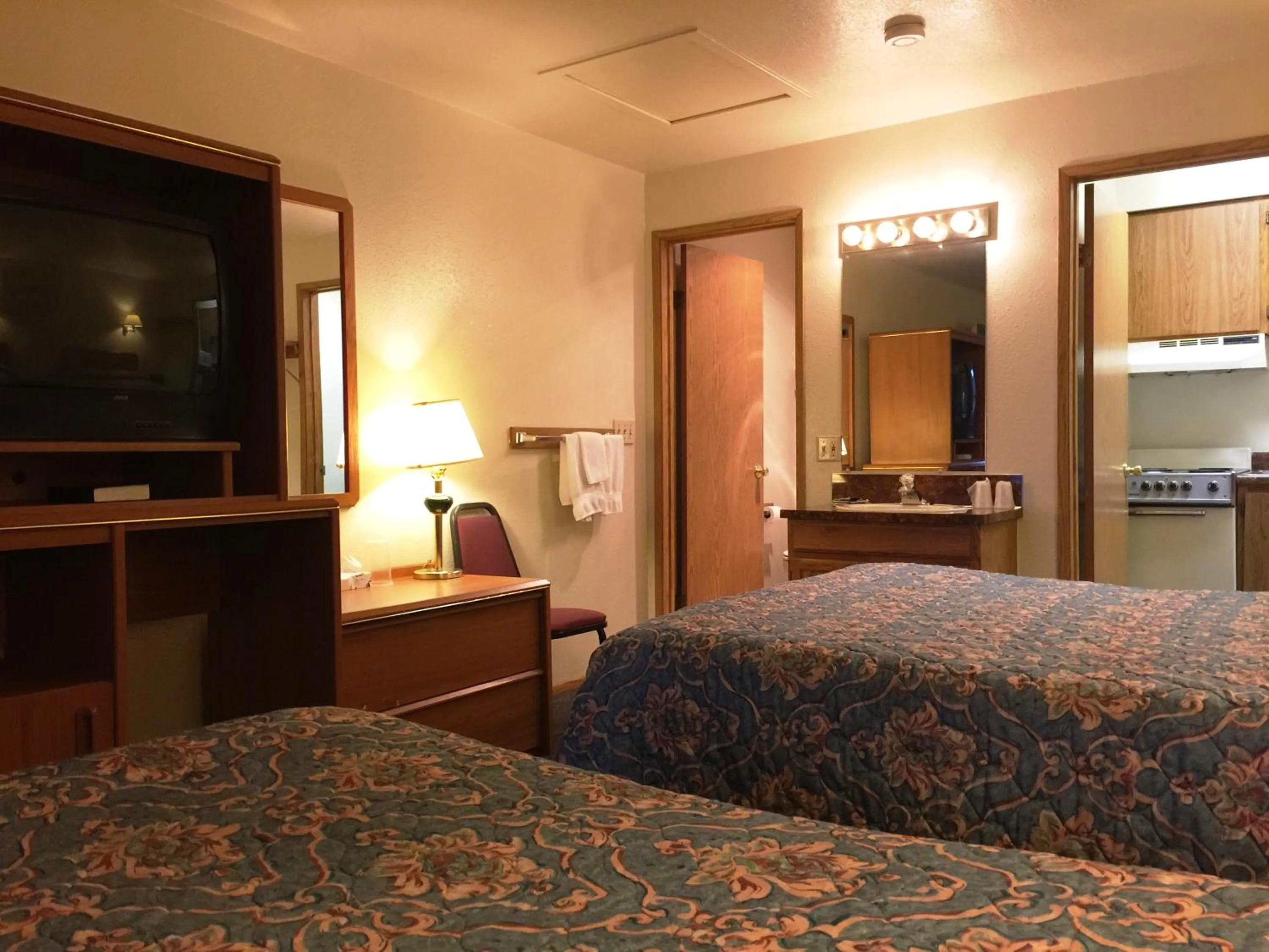 TV and multimedia, Bed in Milwaukie Inn Portland South