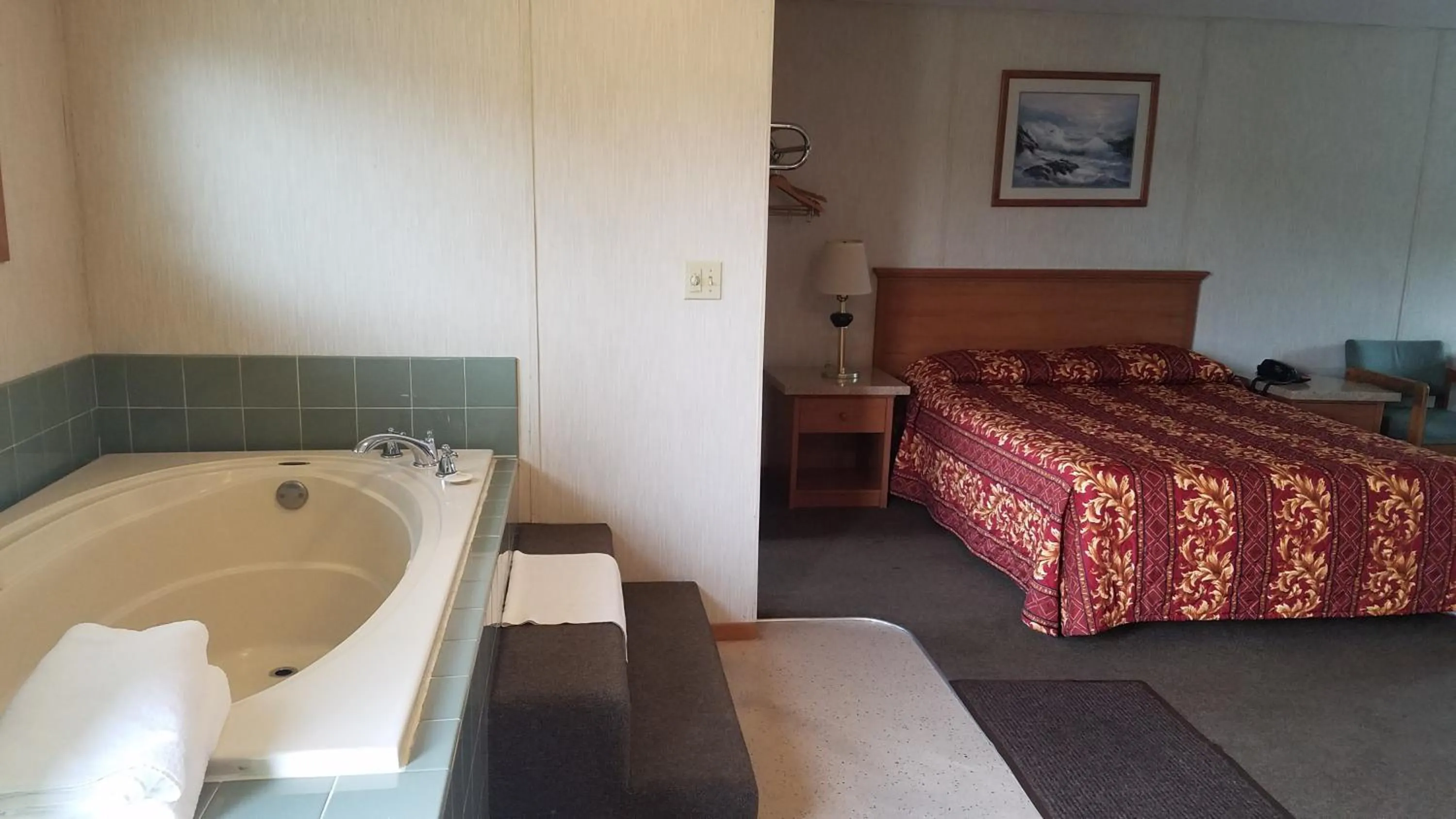 Photo of the whole room, Bed in Milwaukie Inn Portland South