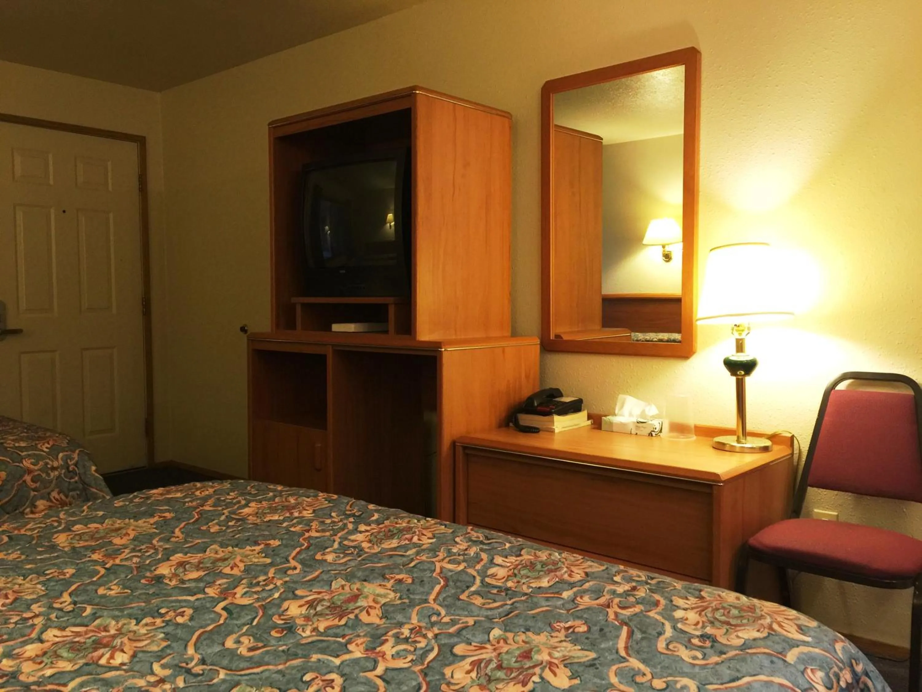 TV and multimedia, Bed in Milwaukie Inn Portland South