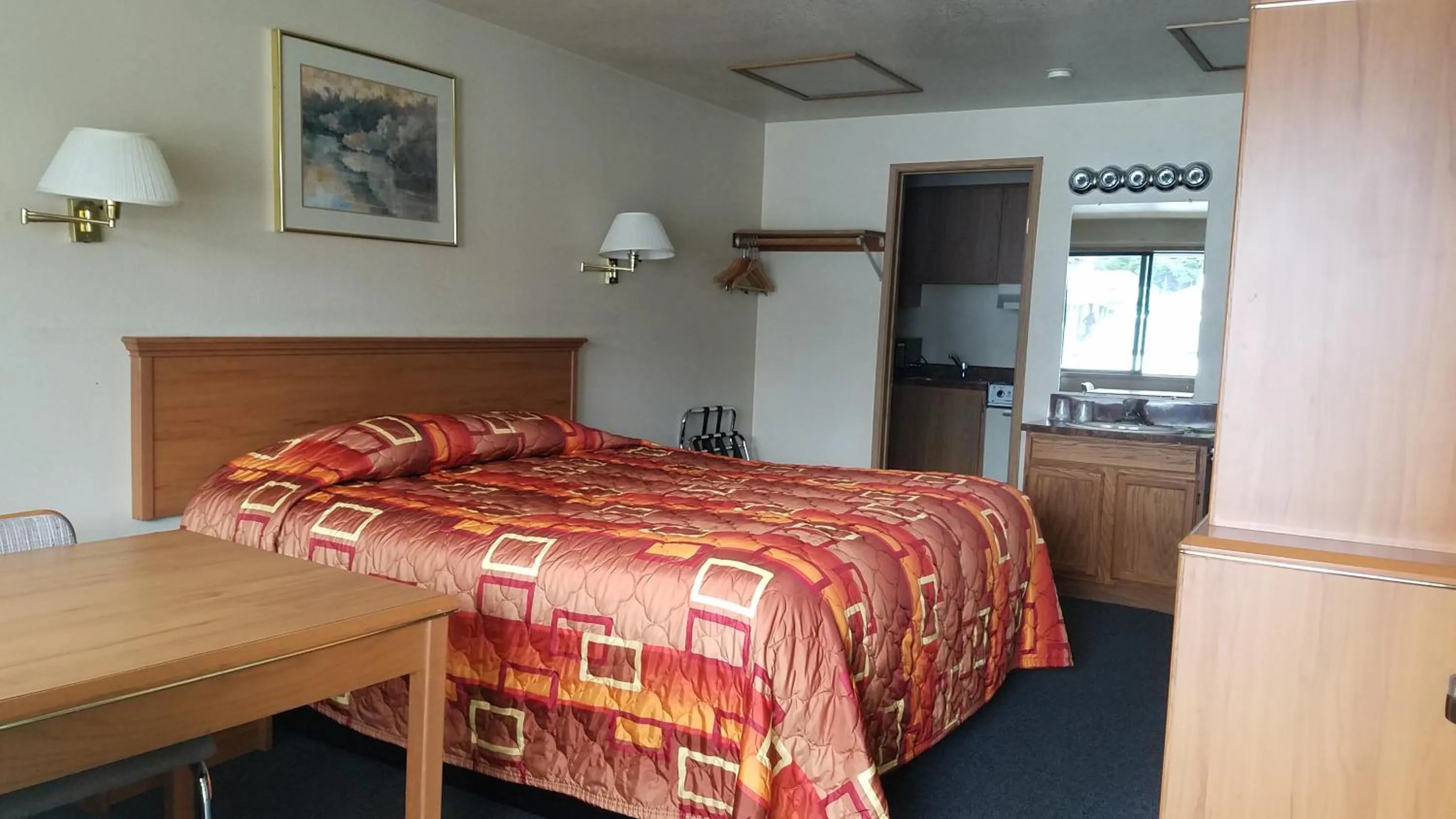 Photo of the whole room, Bed in Milwaukie Inn Portland South