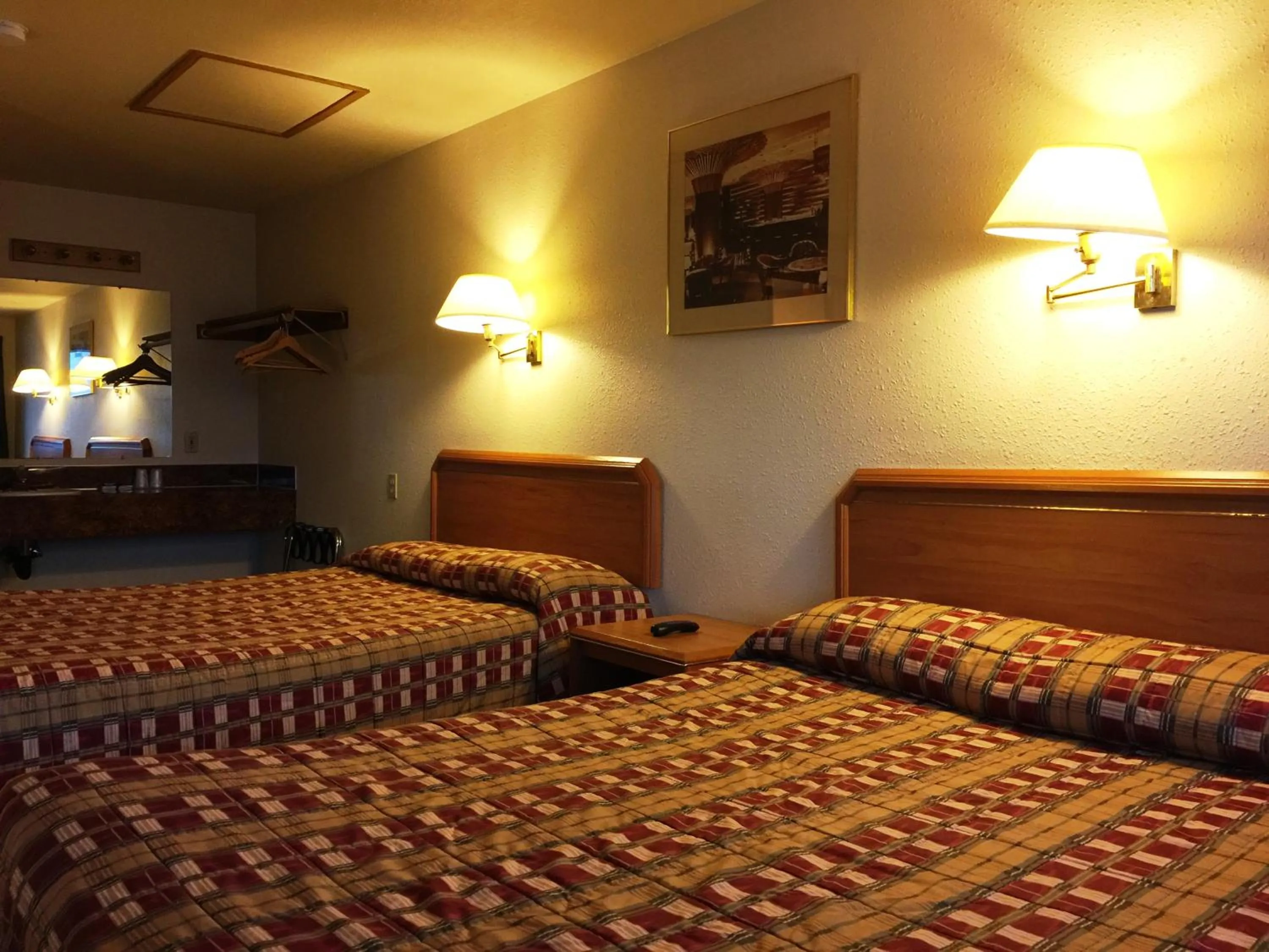 Bedroom, Bed in Milwaukie Inn Portland South