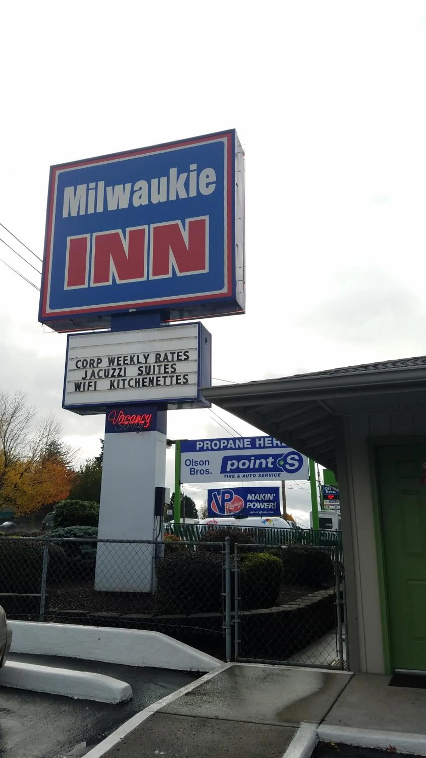 Property logo or sign in Milwaukie Inn Portland South