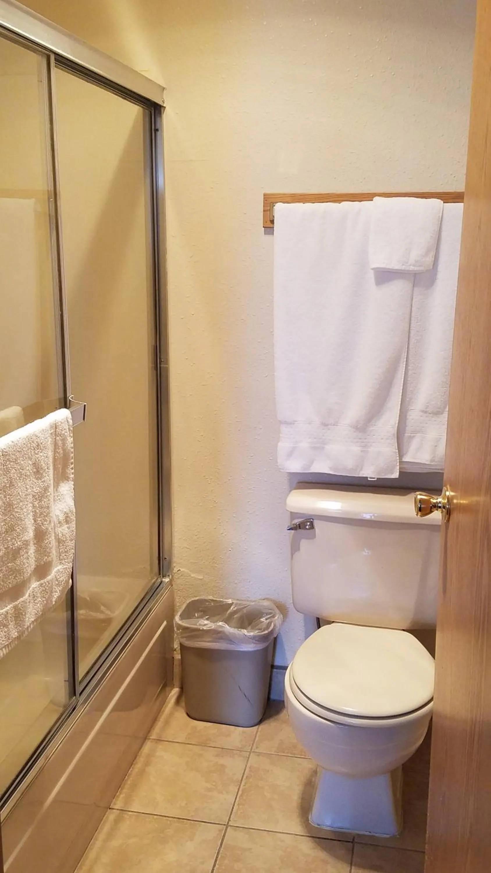 Bathroom in Milwaukie Inn Portland South