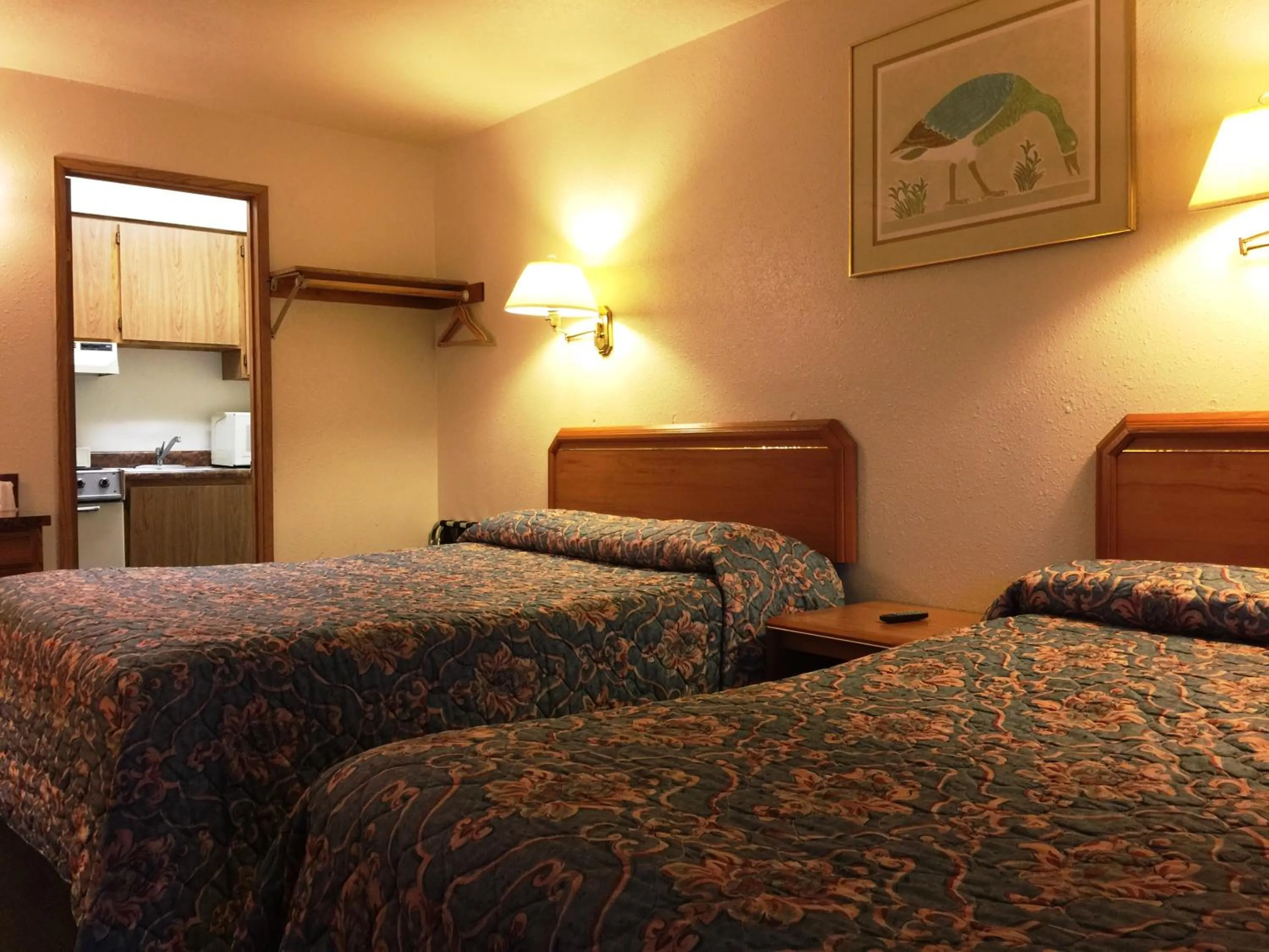 Kitchen or kitchenette, Bed in Milwaukie Inn Portland South