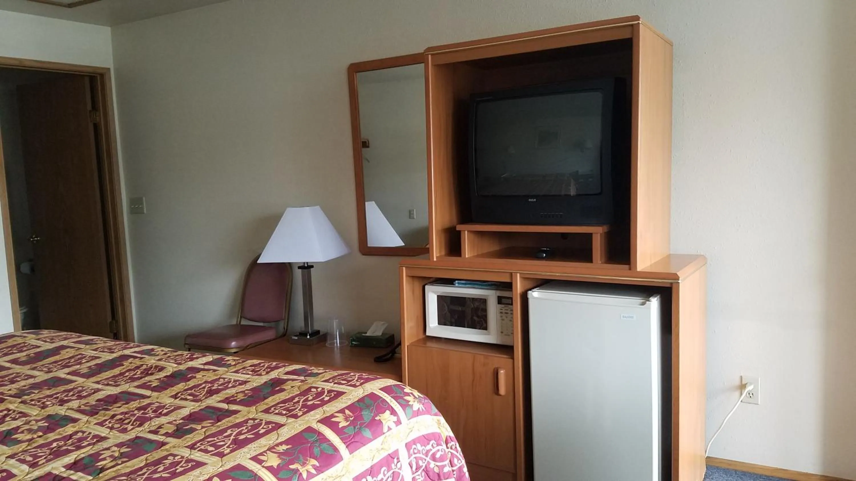 TV and multimedia, Bed in Milwaukie Inn Portland South