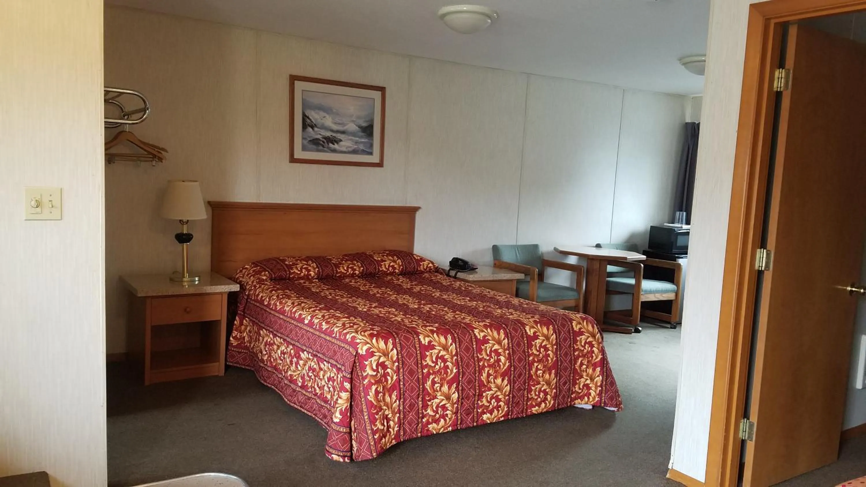 Bed in Milwaukie Inn Portland South