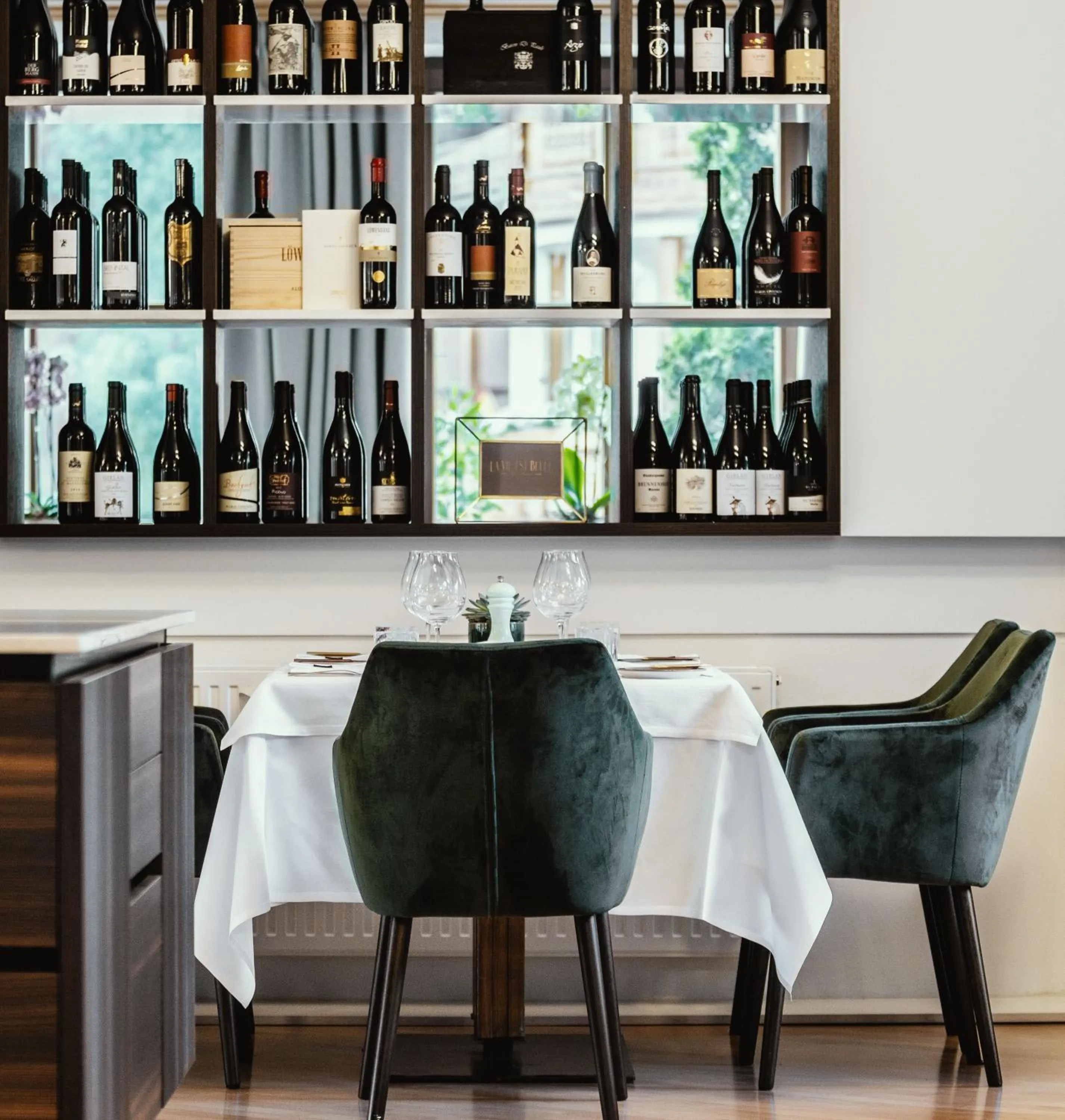 Restaurant/places to eat in Anett hotel