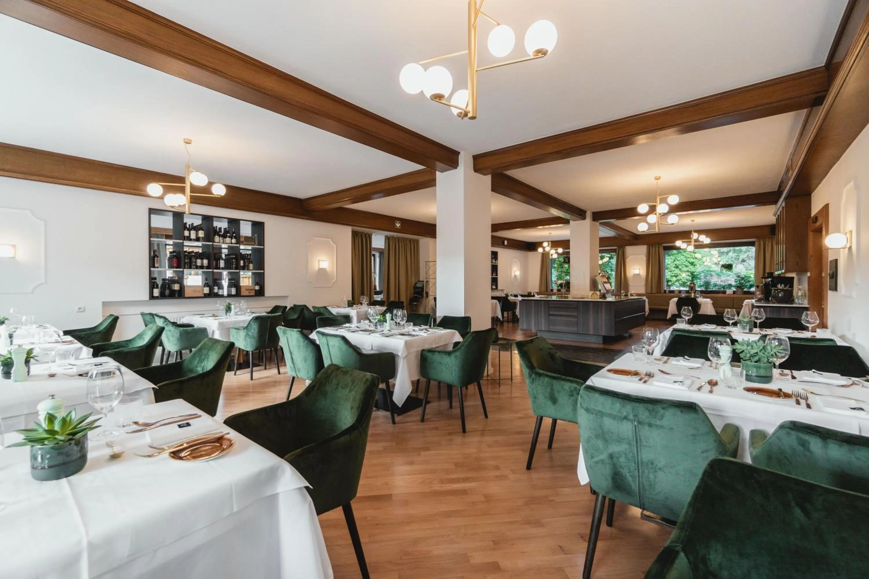 Restaurant/places to eat in Anett hotel