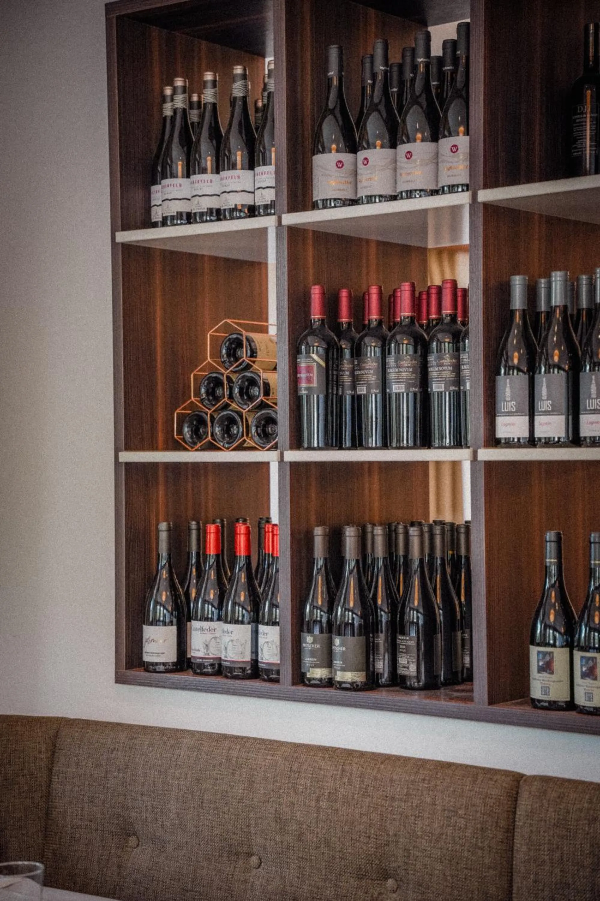 Restaurant/places to eat in Anett hotel