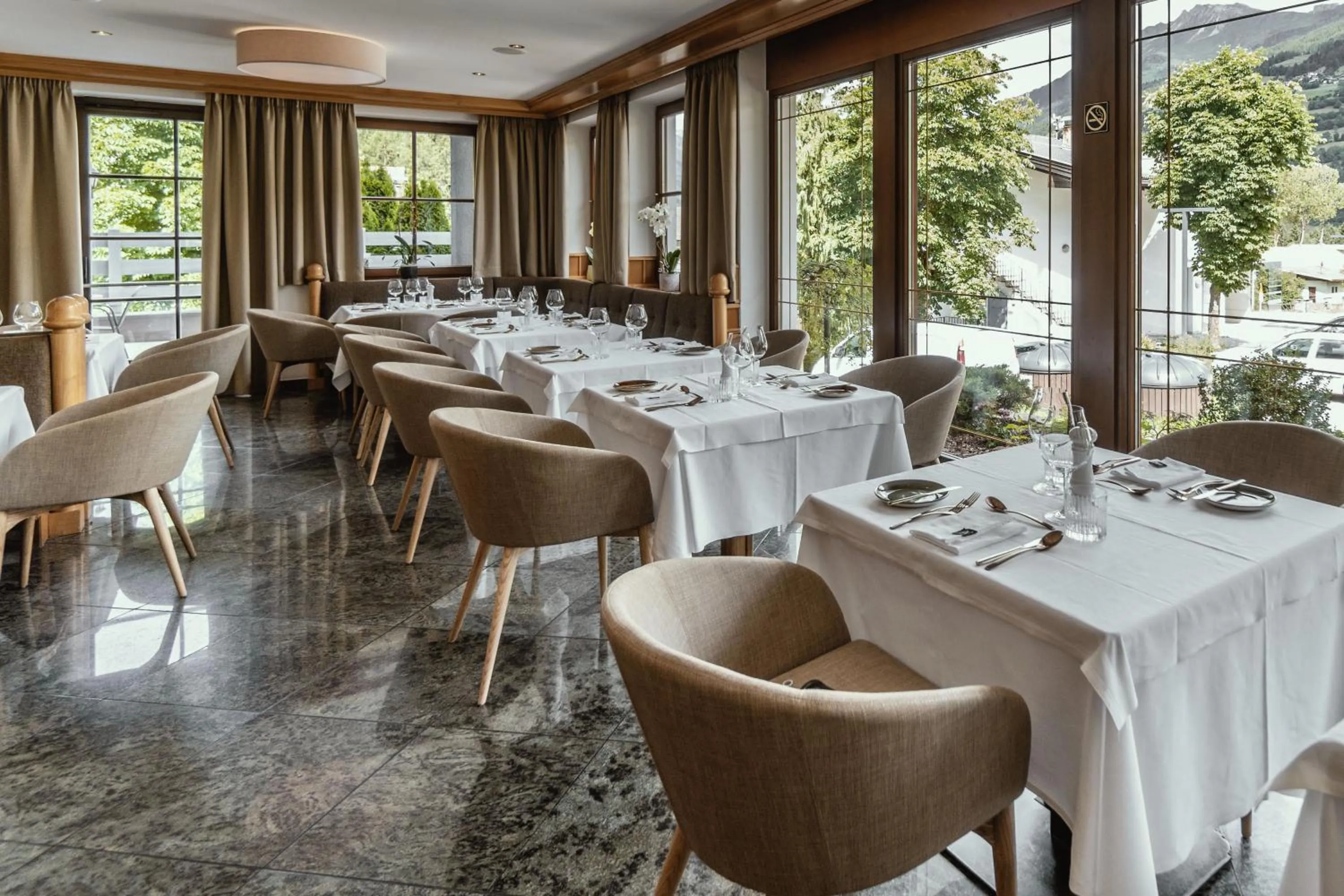 Restaurant/places to eat in Anett hotel