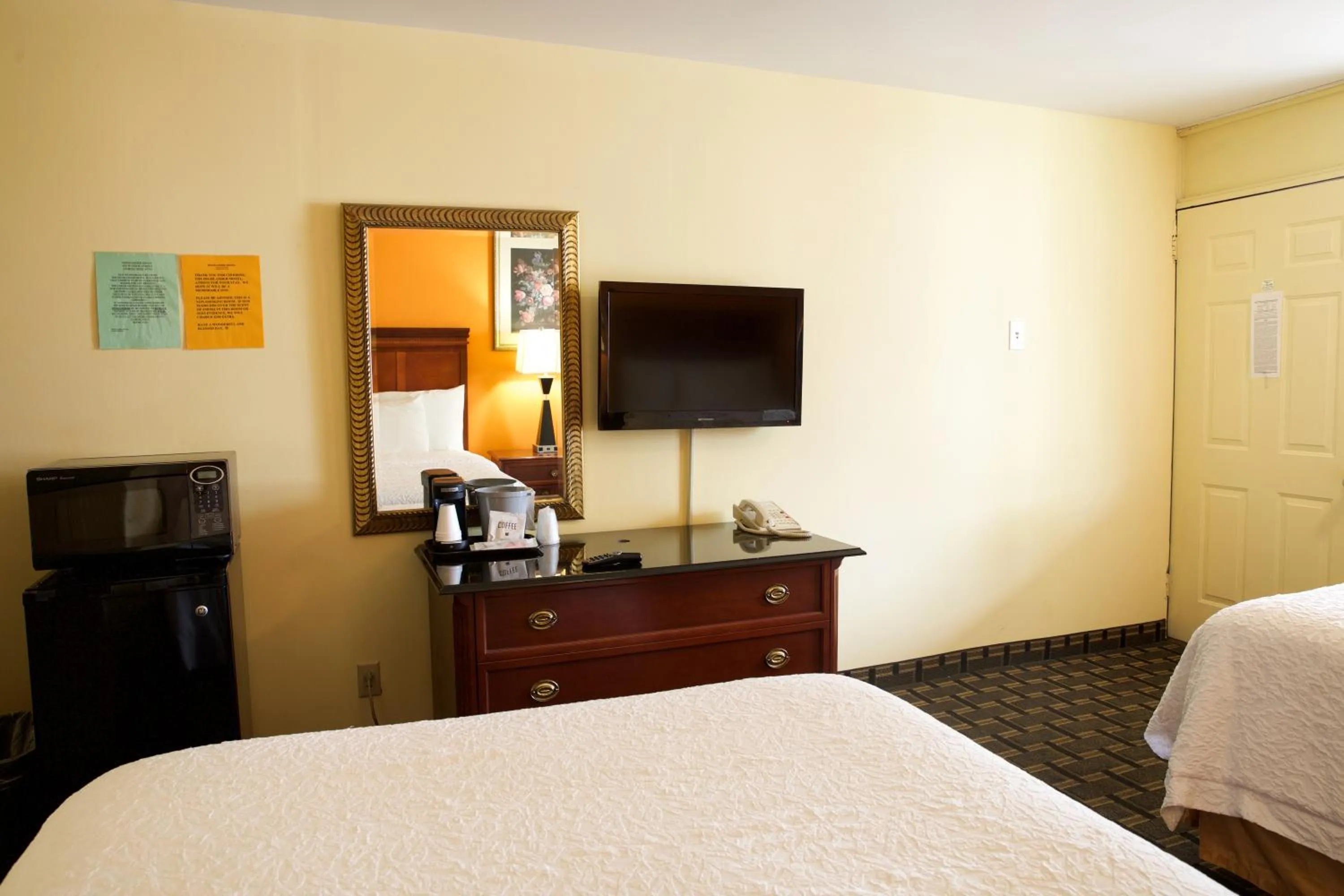 Bed in Highlander Motel