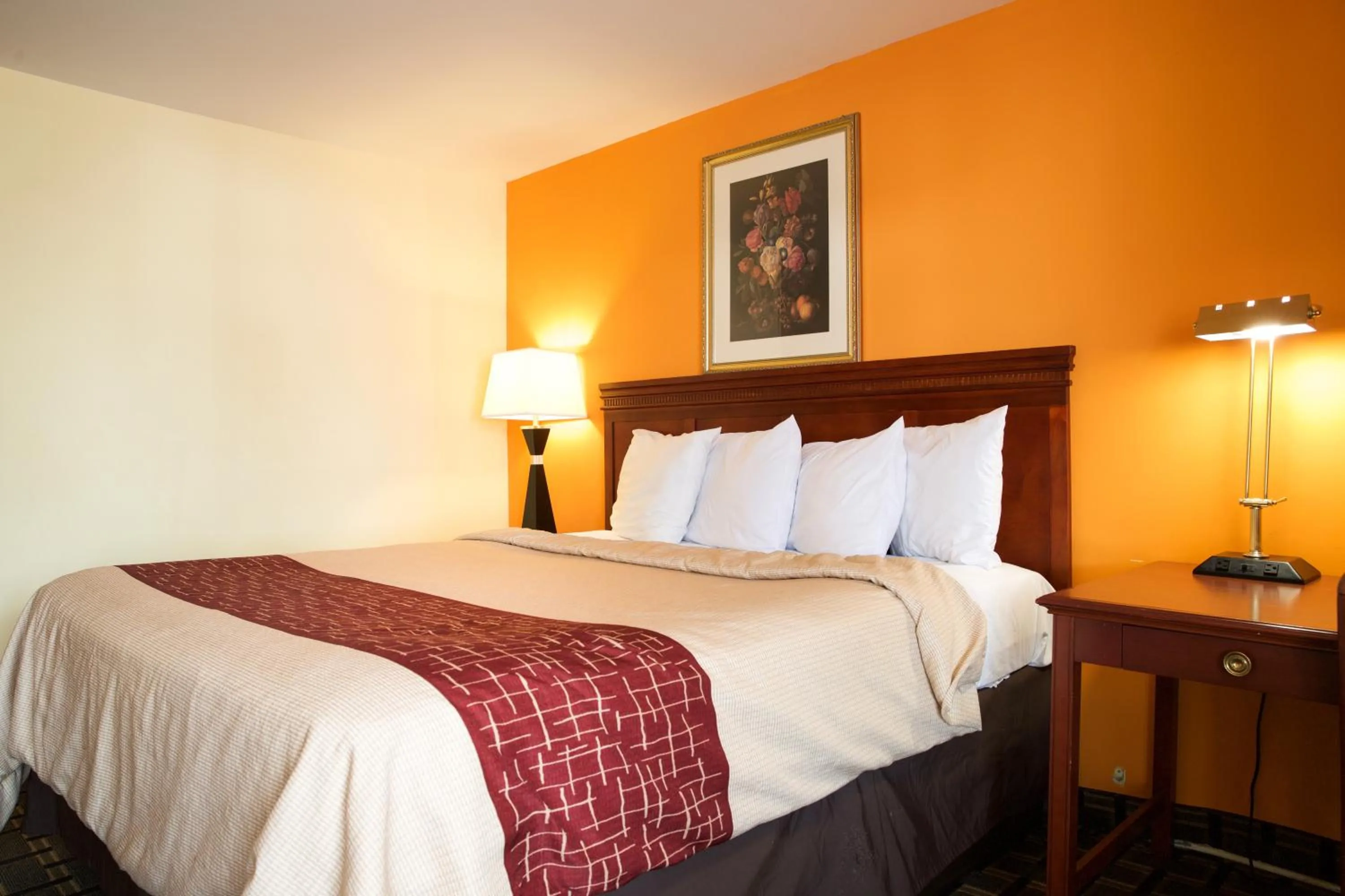 Bed in Highlander Motel