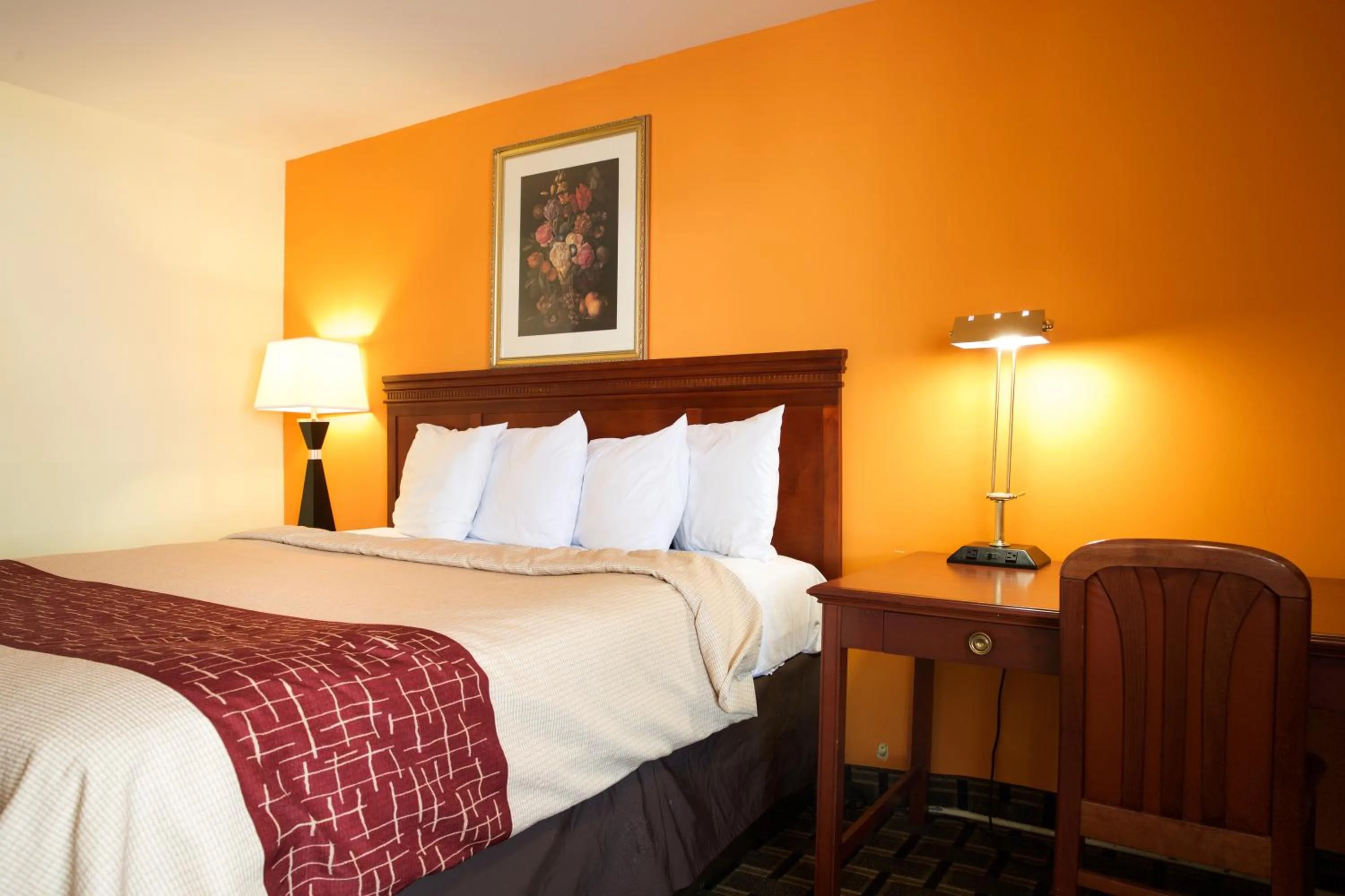 Bed in Highlander Motel