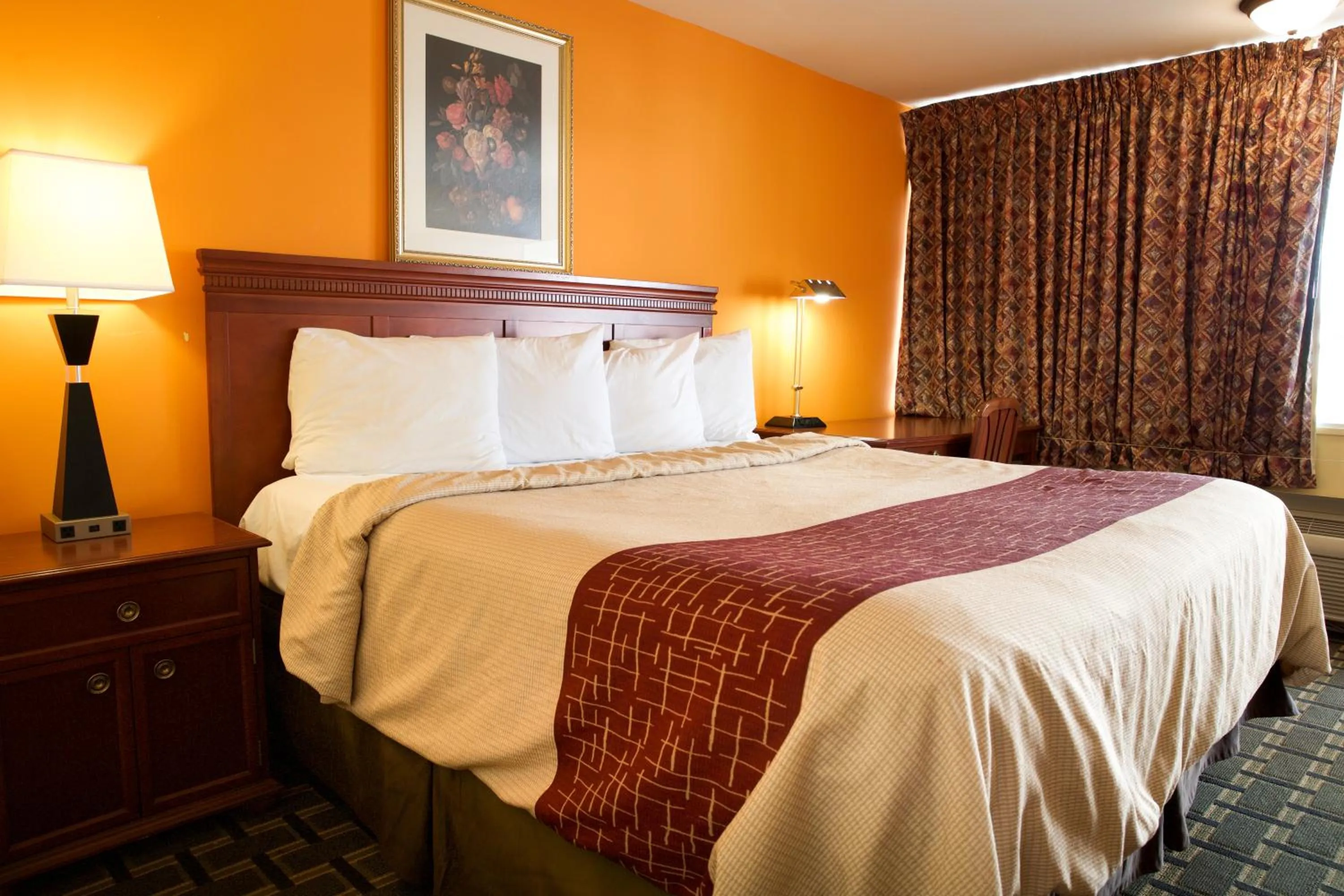 Bed in Highlander Motel