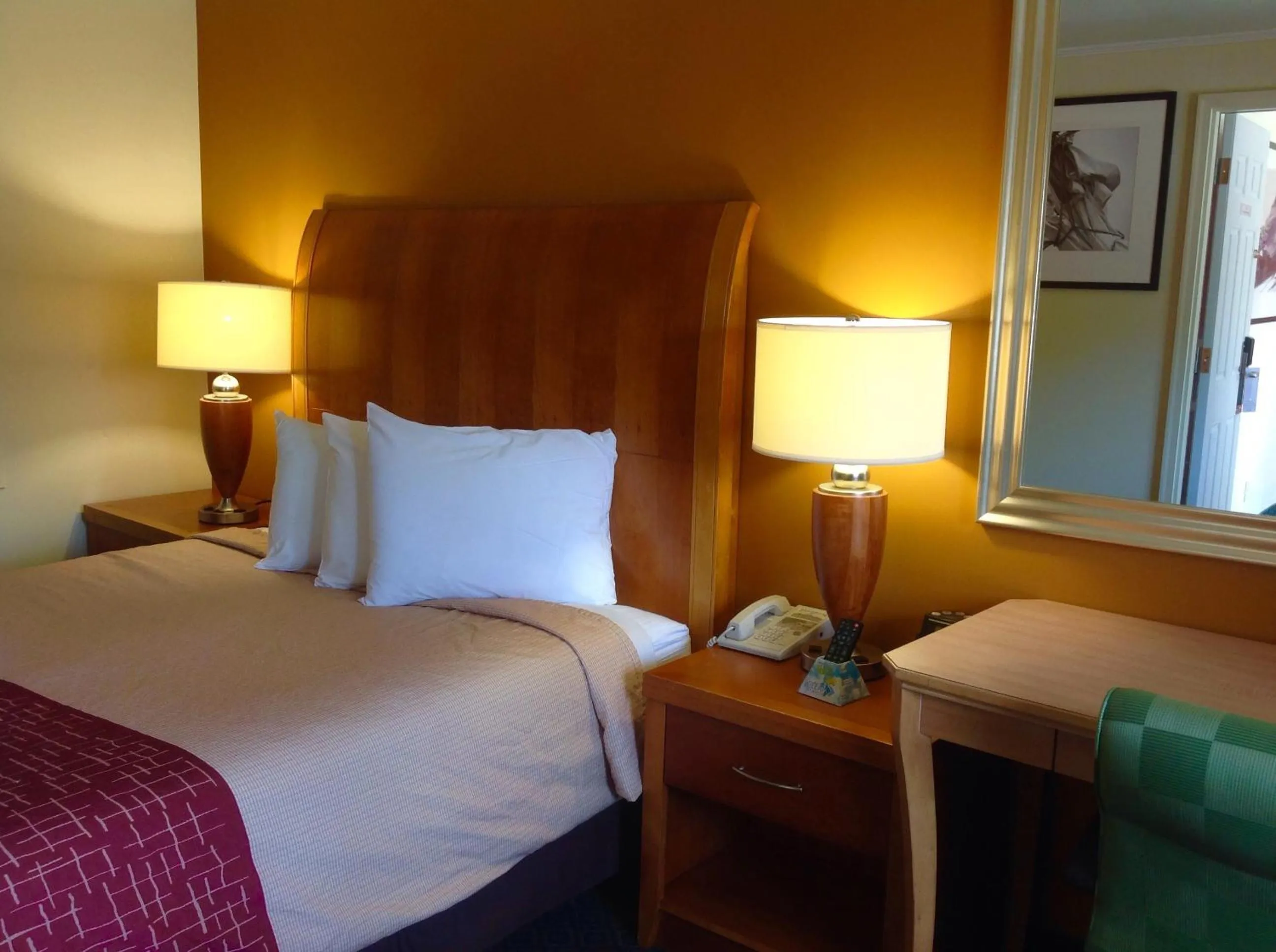 Queen Room in Pilgrim Inn & Cottages