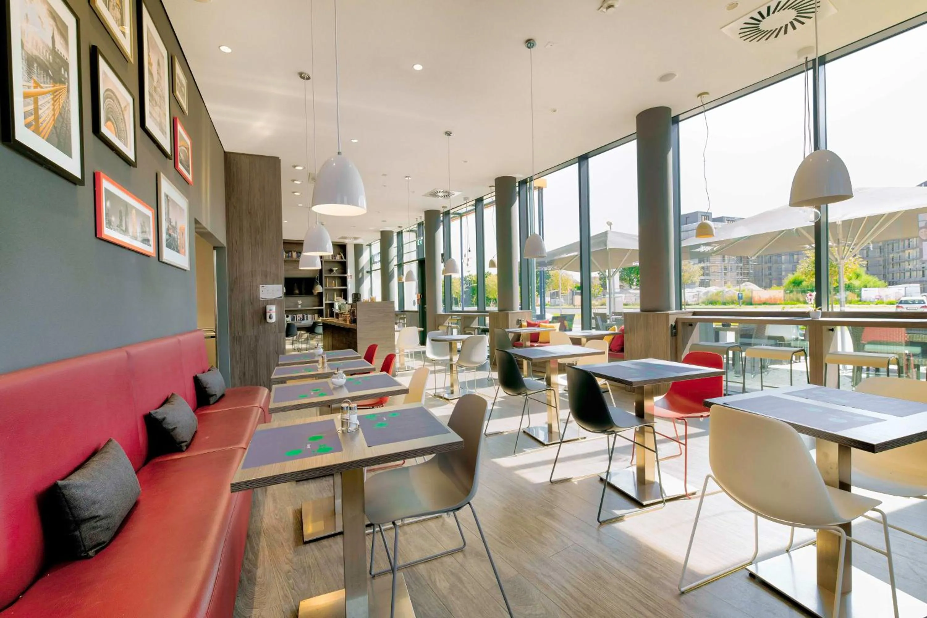 Seating area, Restaurant/Places to Eat in 7 Days Premium Hotel Berlin-Schönefeld