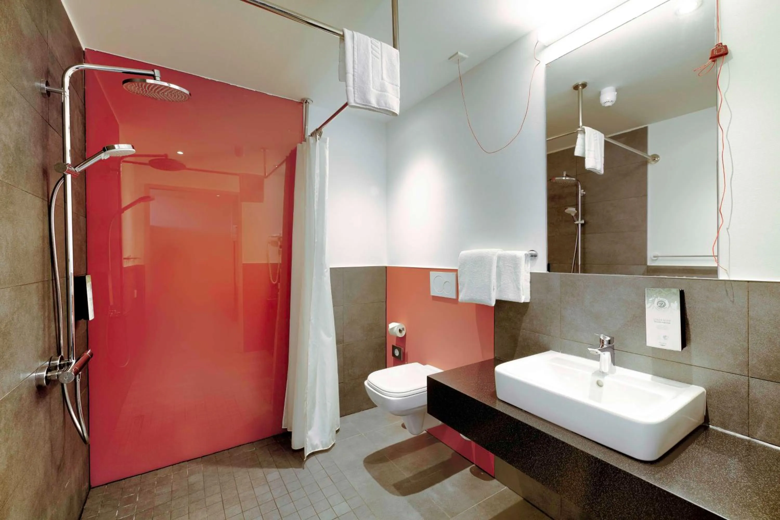 Bathroom in 7 Days Premium Hotel Berlin-Schönefeld