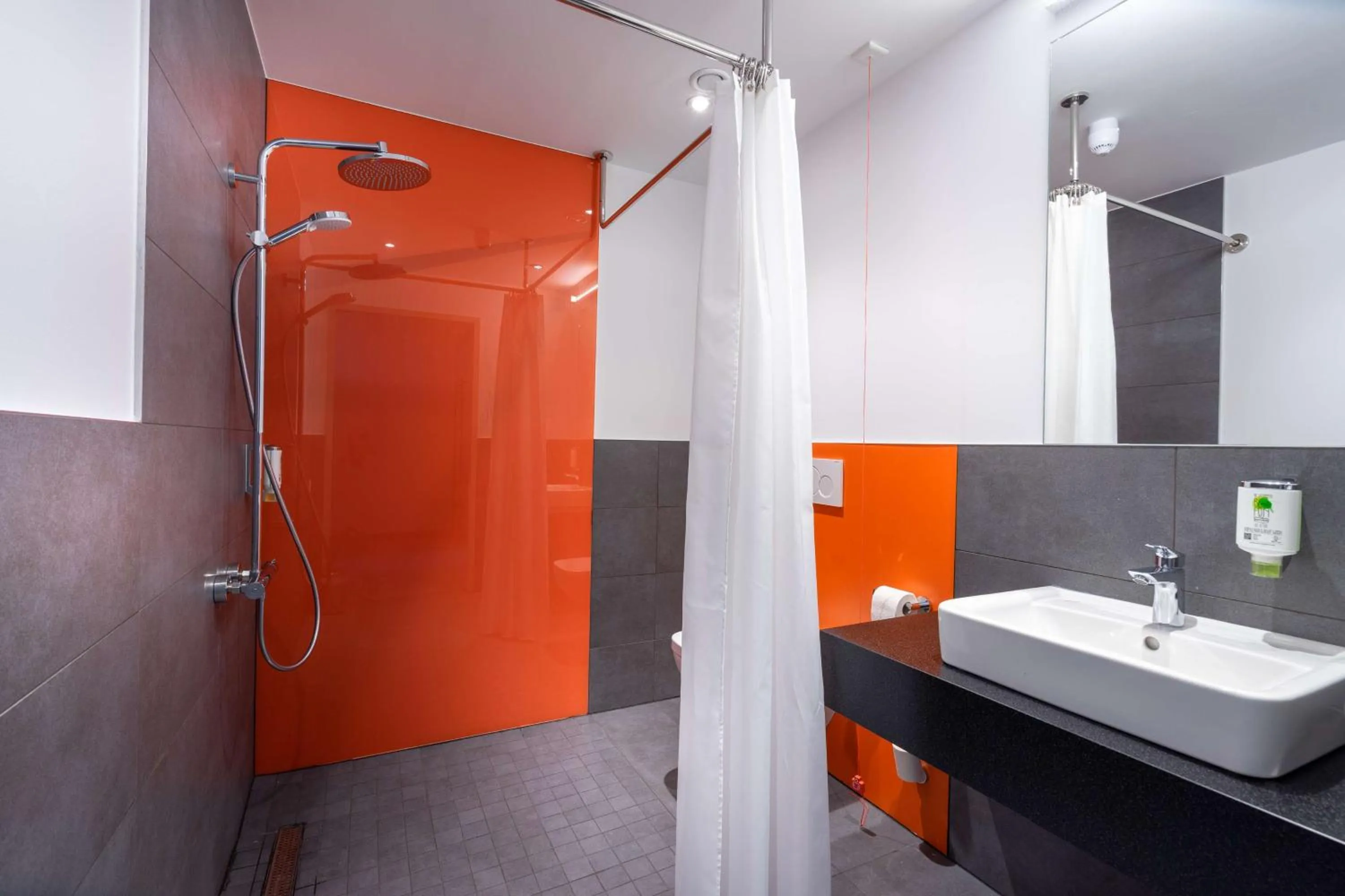 Shower, Bathroom in 7 Days Premium Hotel Berlin-Schönefeld