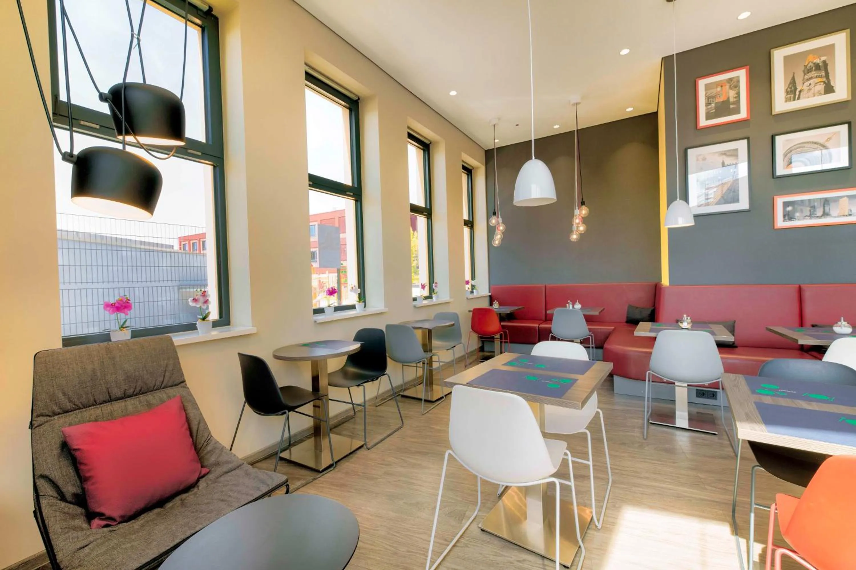 Lounge or bar, Lounge/Bar in 7 Days Premium Hotel Berlin-Schönefeld