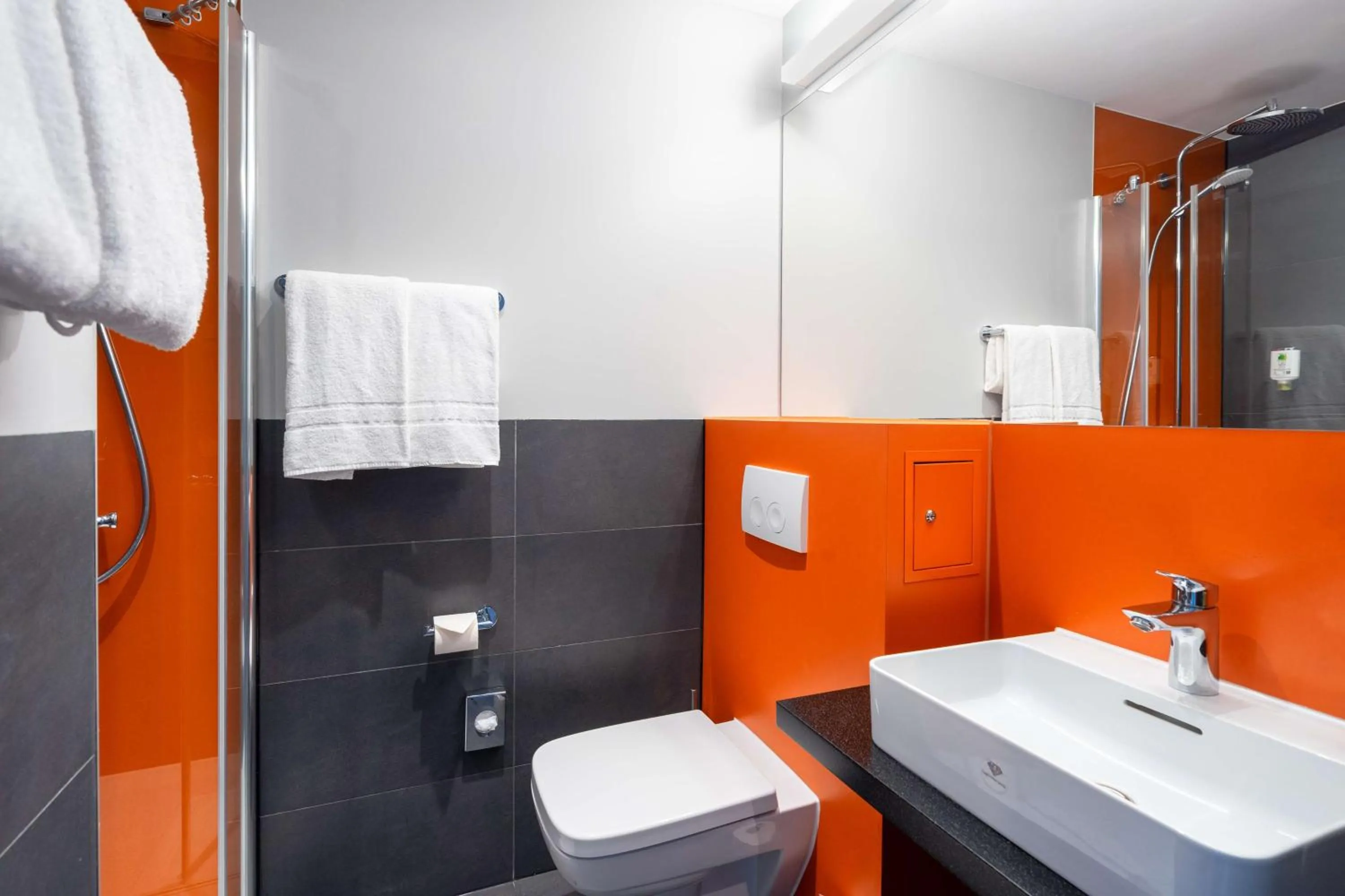 Shower, Bathroom in 7 Days Premium Hotel Berlin-Schönefeld