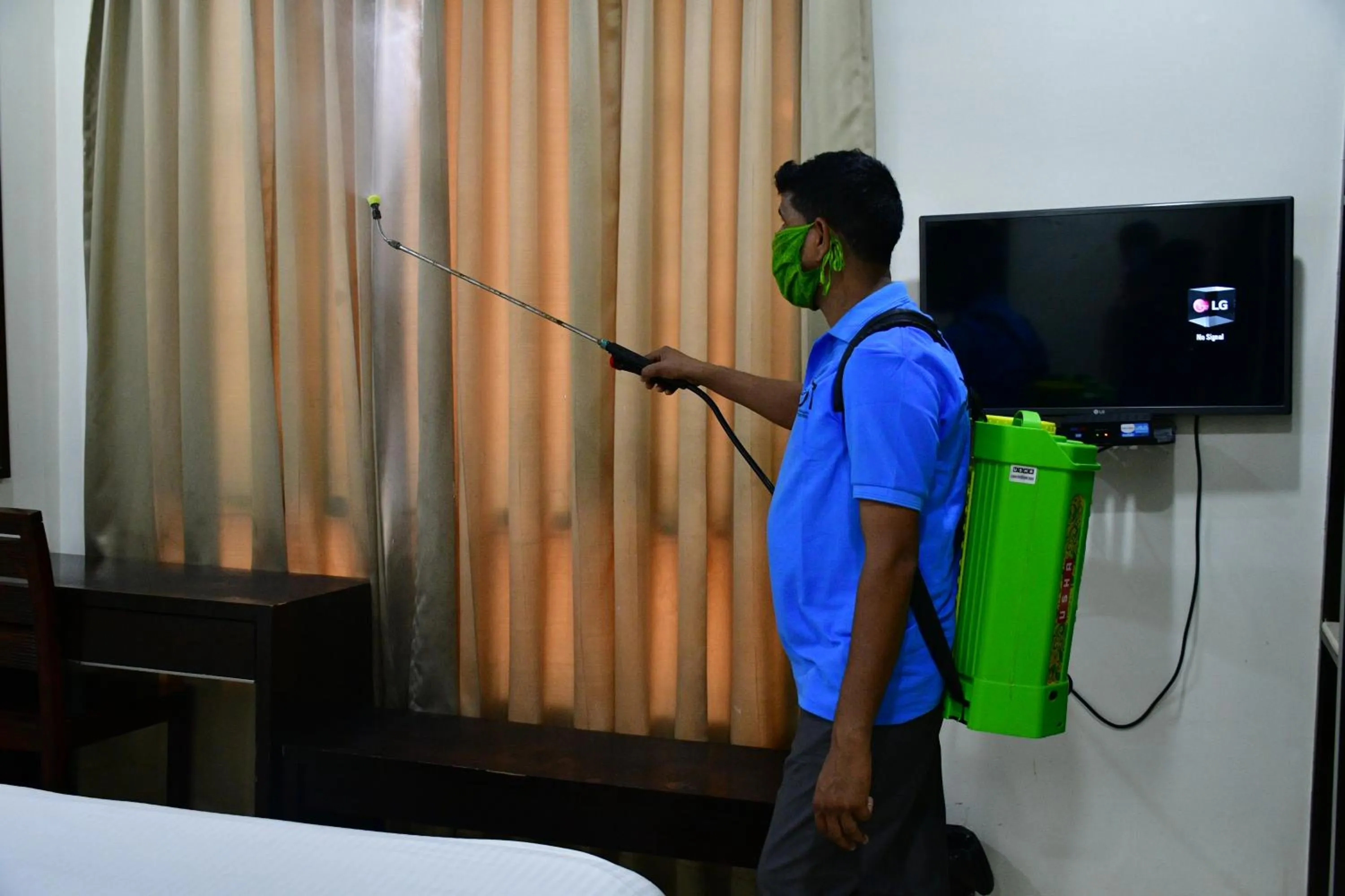 Communal lounge/ TV room in Hotel The Orion