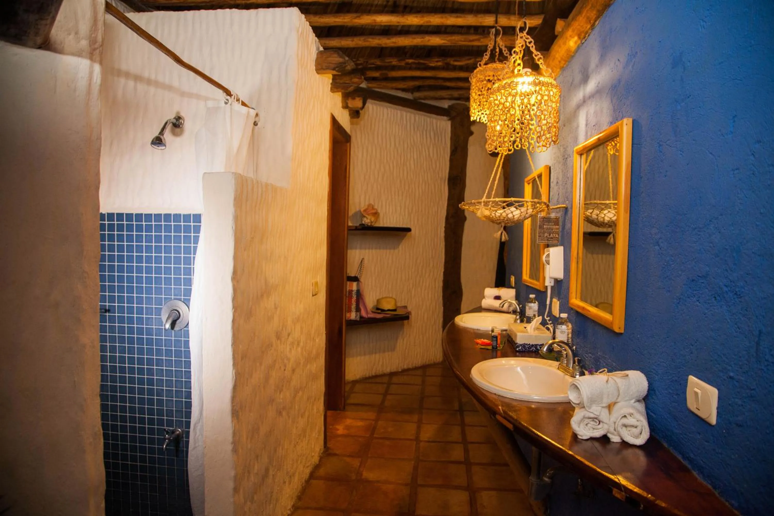 Bathroom in Holbox by Xaloc