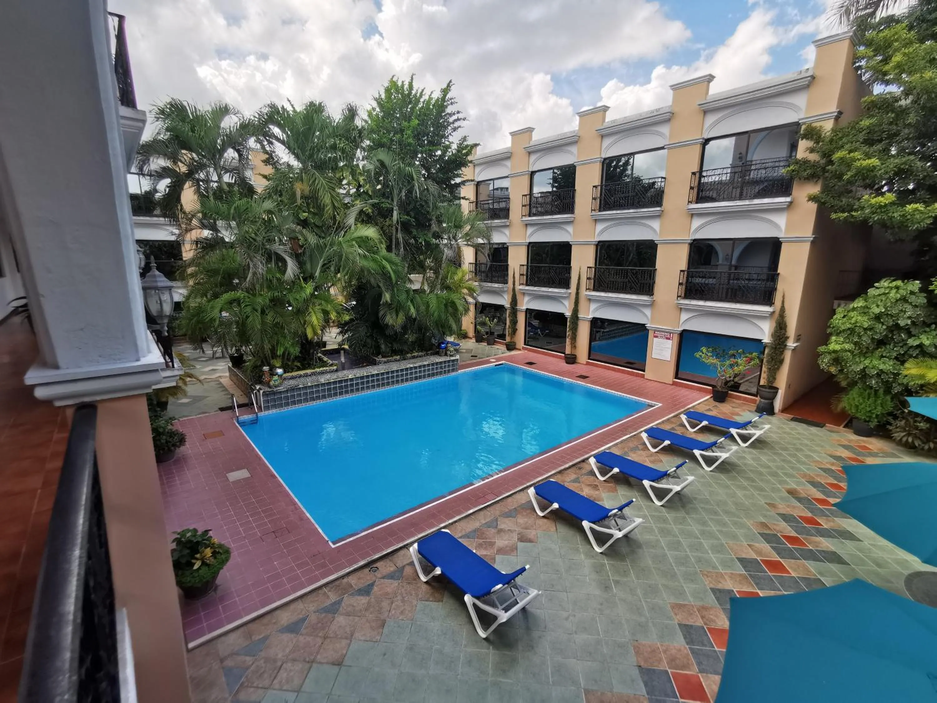 Swimming pool in Hotel Doralba Inn
