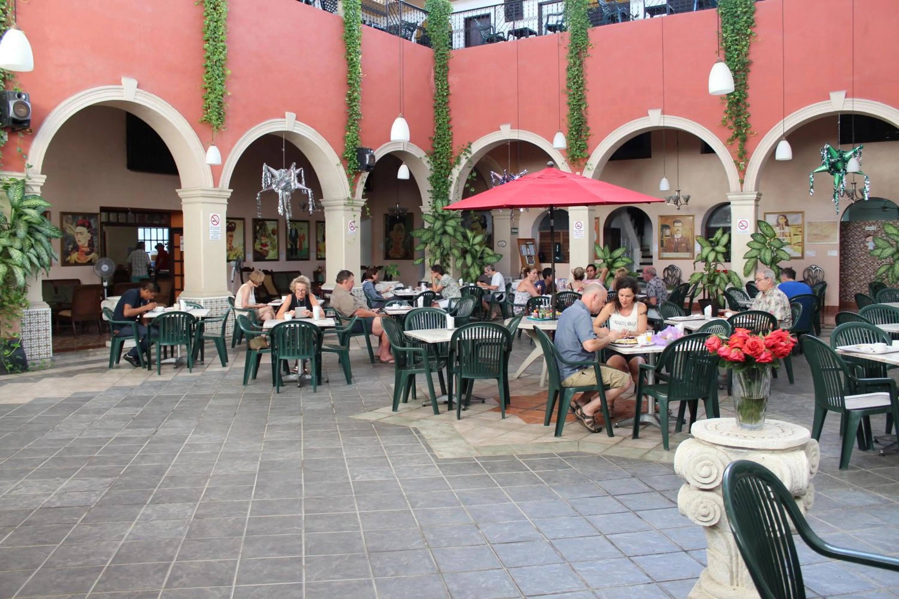 Restaurant/places to eat in Hotel Doralba Inn