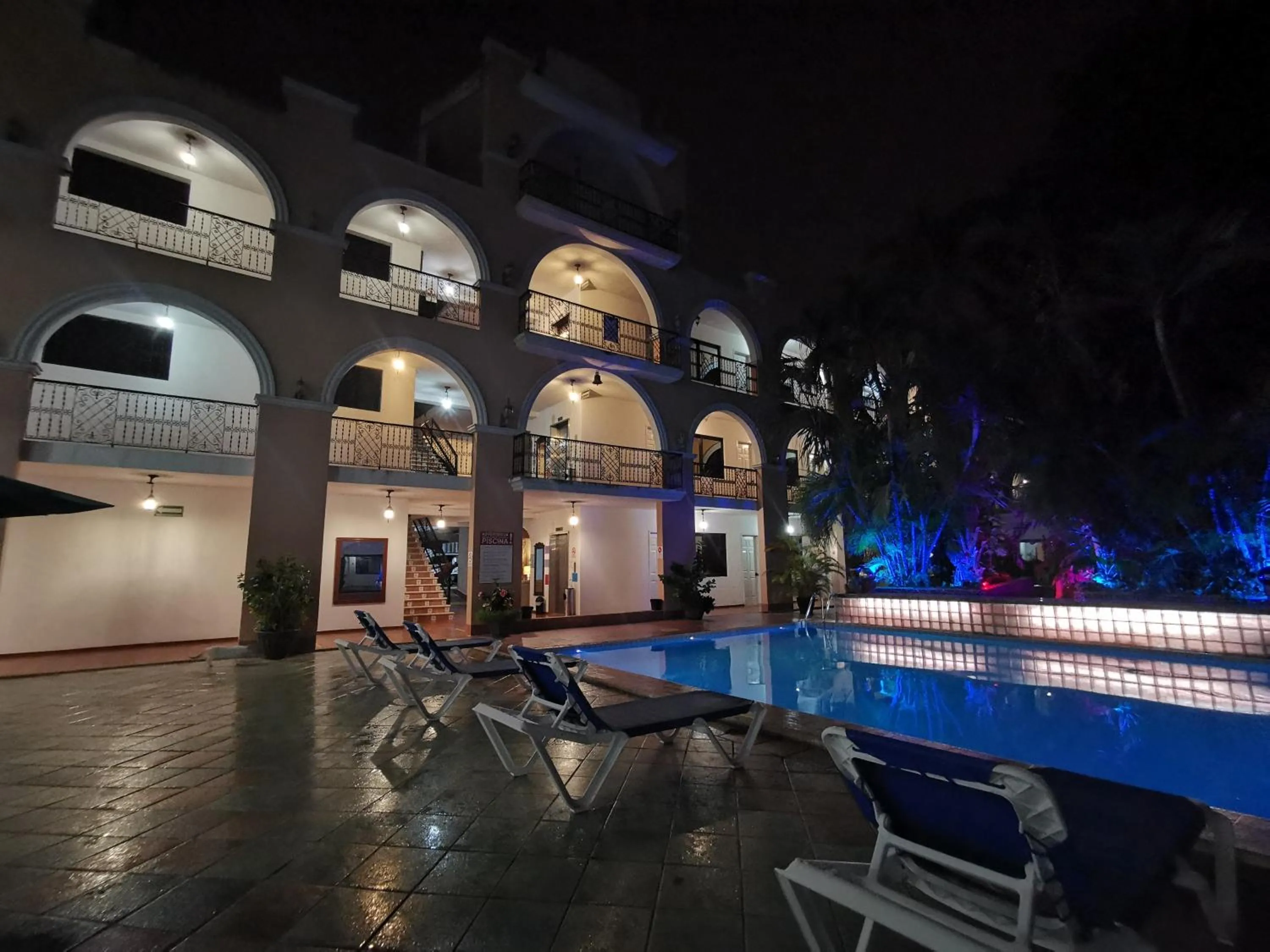 Swimming pool in Hotel Doralba Inn