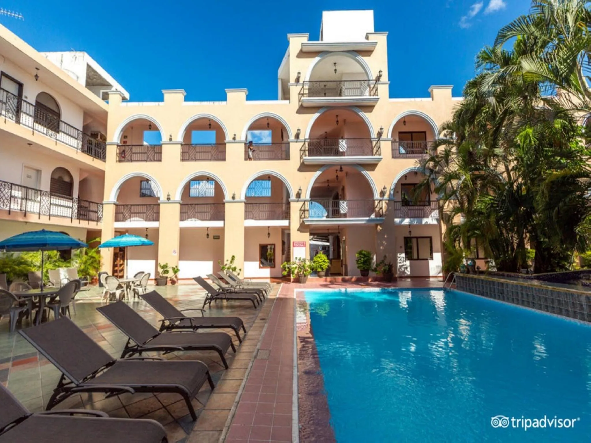 Swimming pool in Hotel Doralba Inn