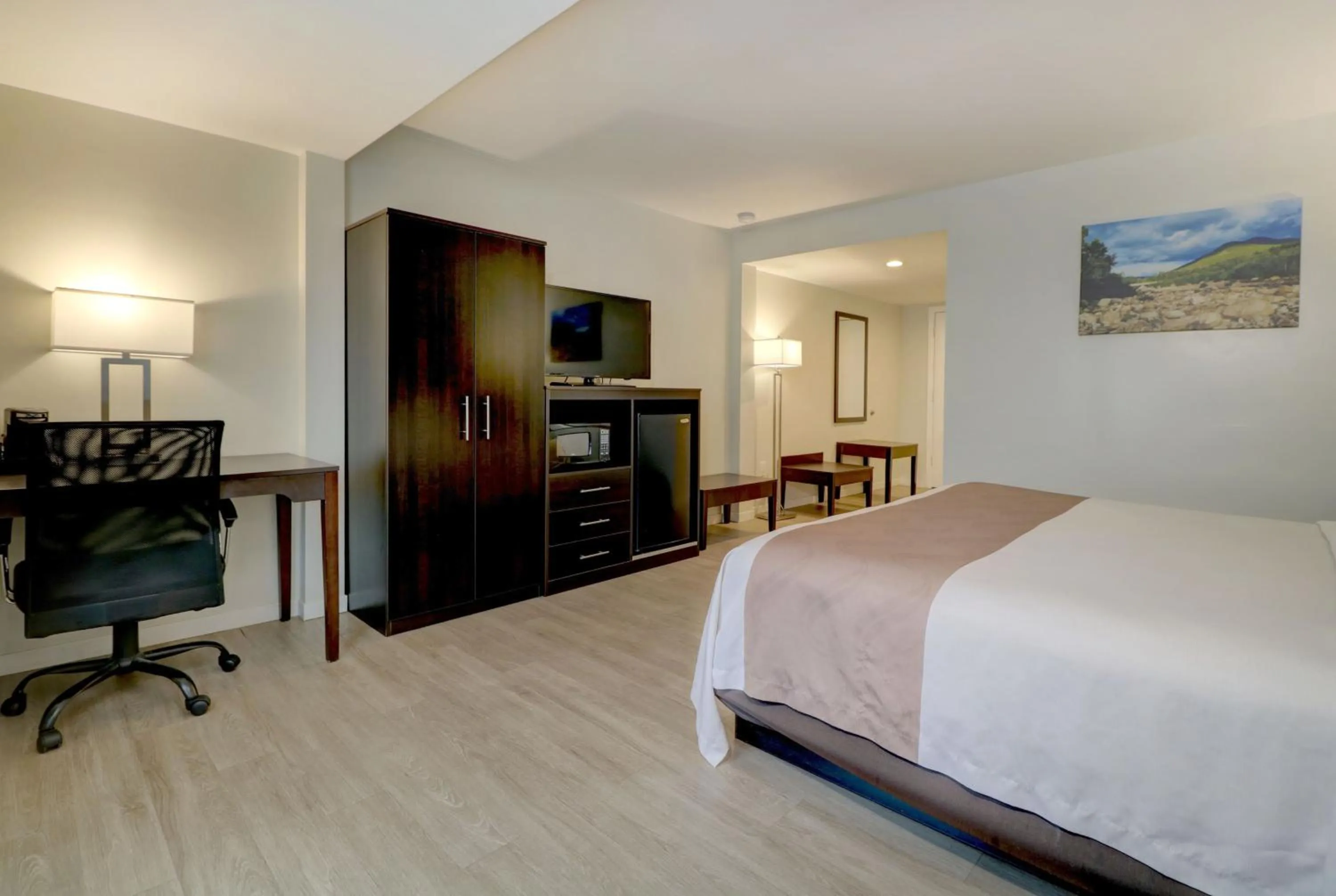 Photo of the whole room, Bed in Quality Inn & Suites Lincoln I-93