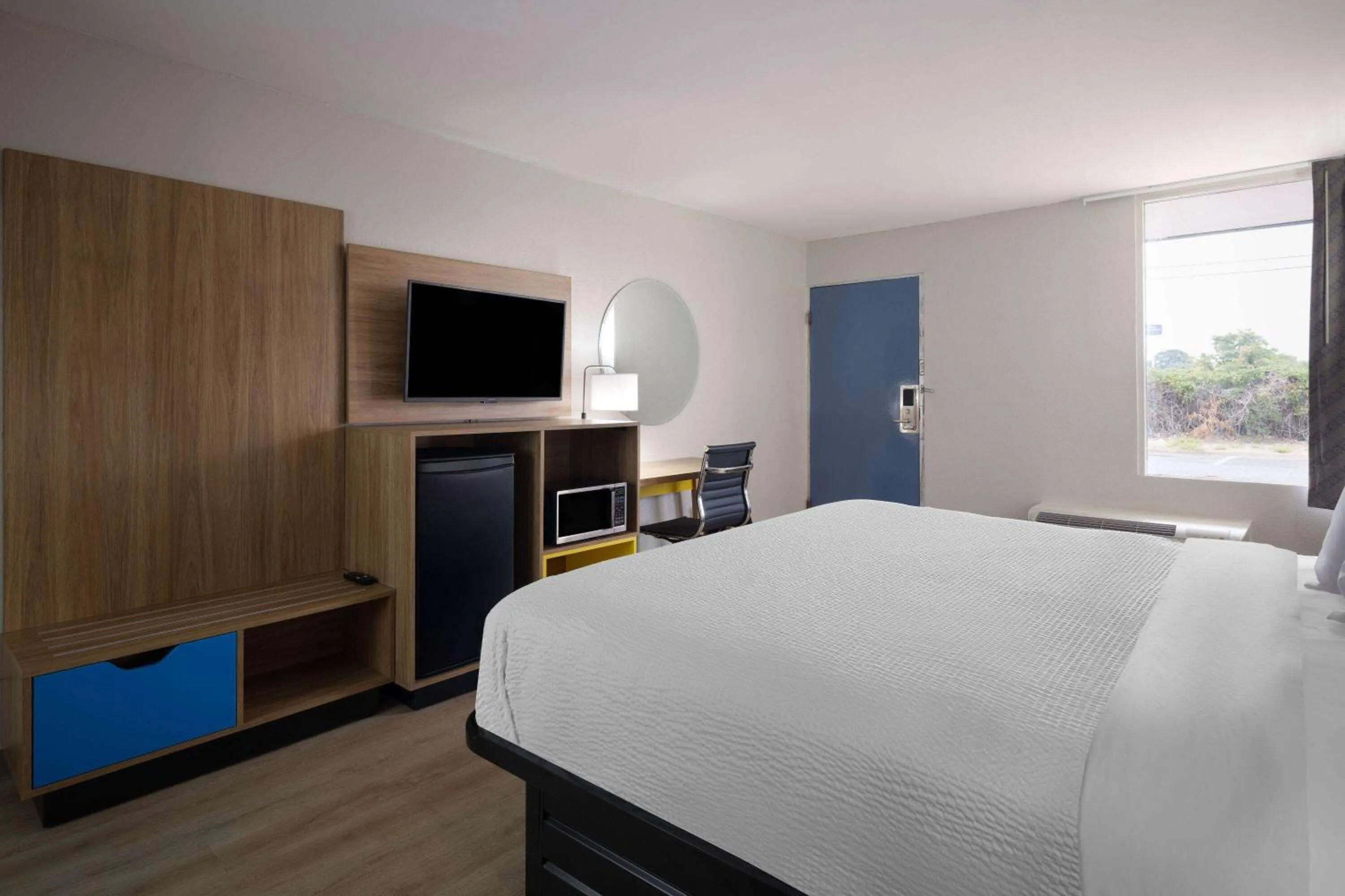 TV and multimedia, Bed in Days-Inn by Wyndham Montgomery I-85
