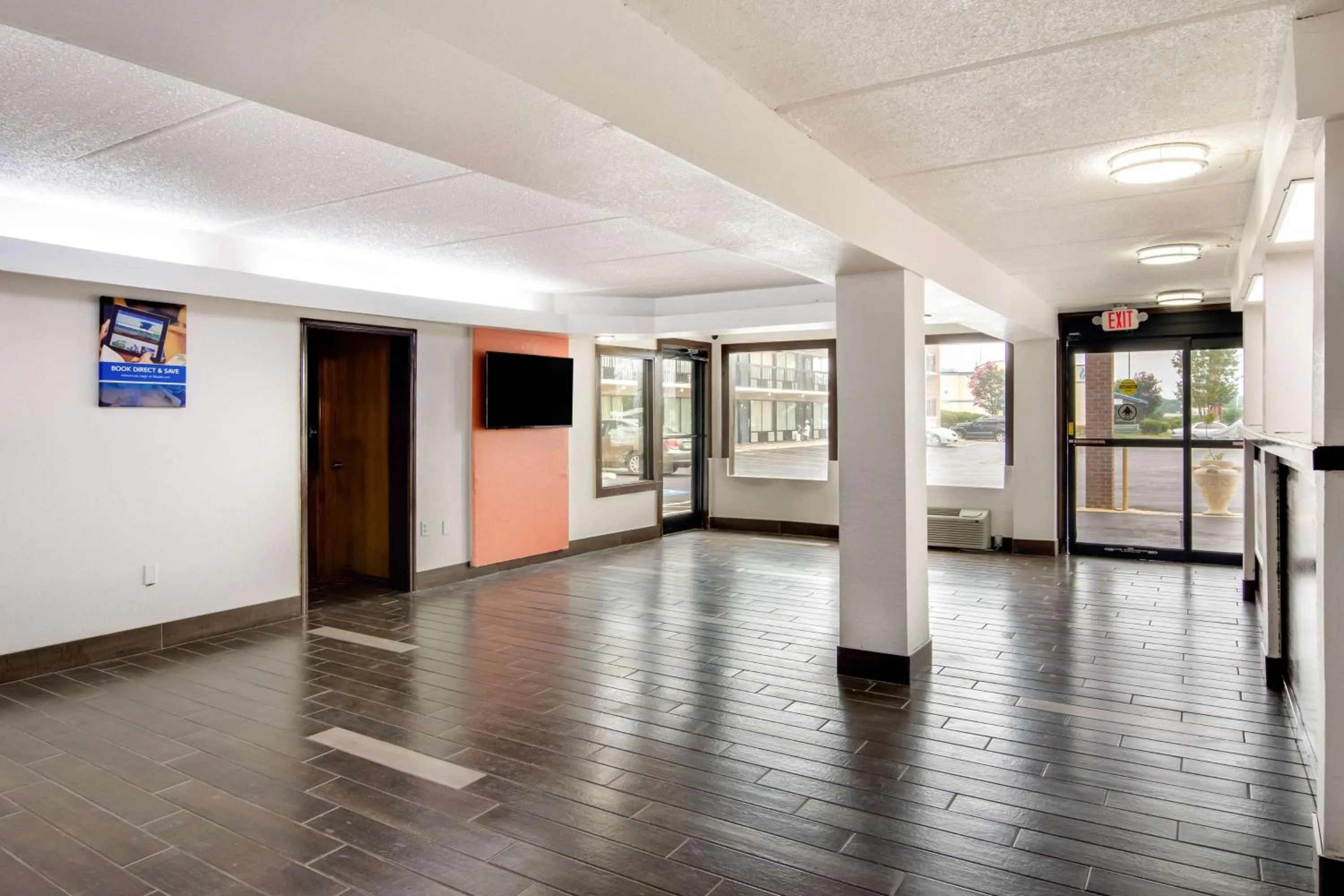 Communal lounge/ TV room in Motel 6-Macon, GA