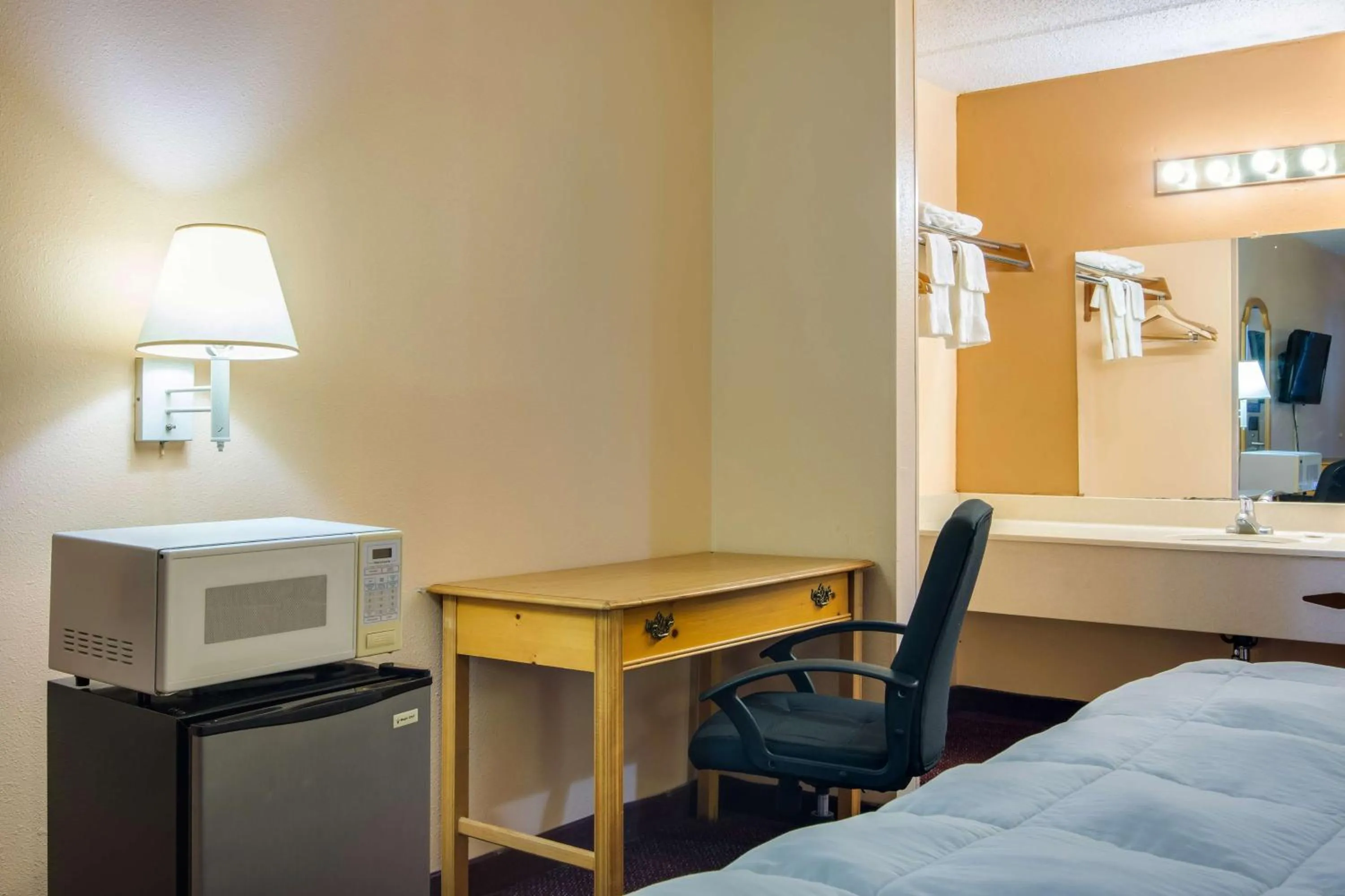 Photo of the whole room, Bed in Motel 6-Macon, GA