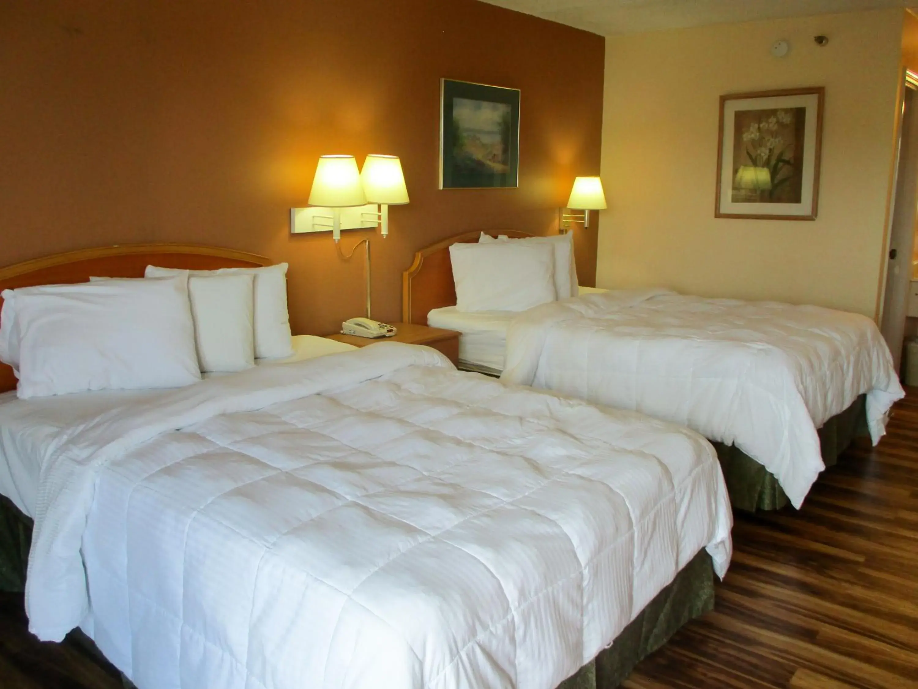 Queen Room with Two Queen Beds - Non-Smoking in Motel 6-Macon, GA Queen Room with Two Queen Beds - Non-Smoking in Motel 6-Macon, GA