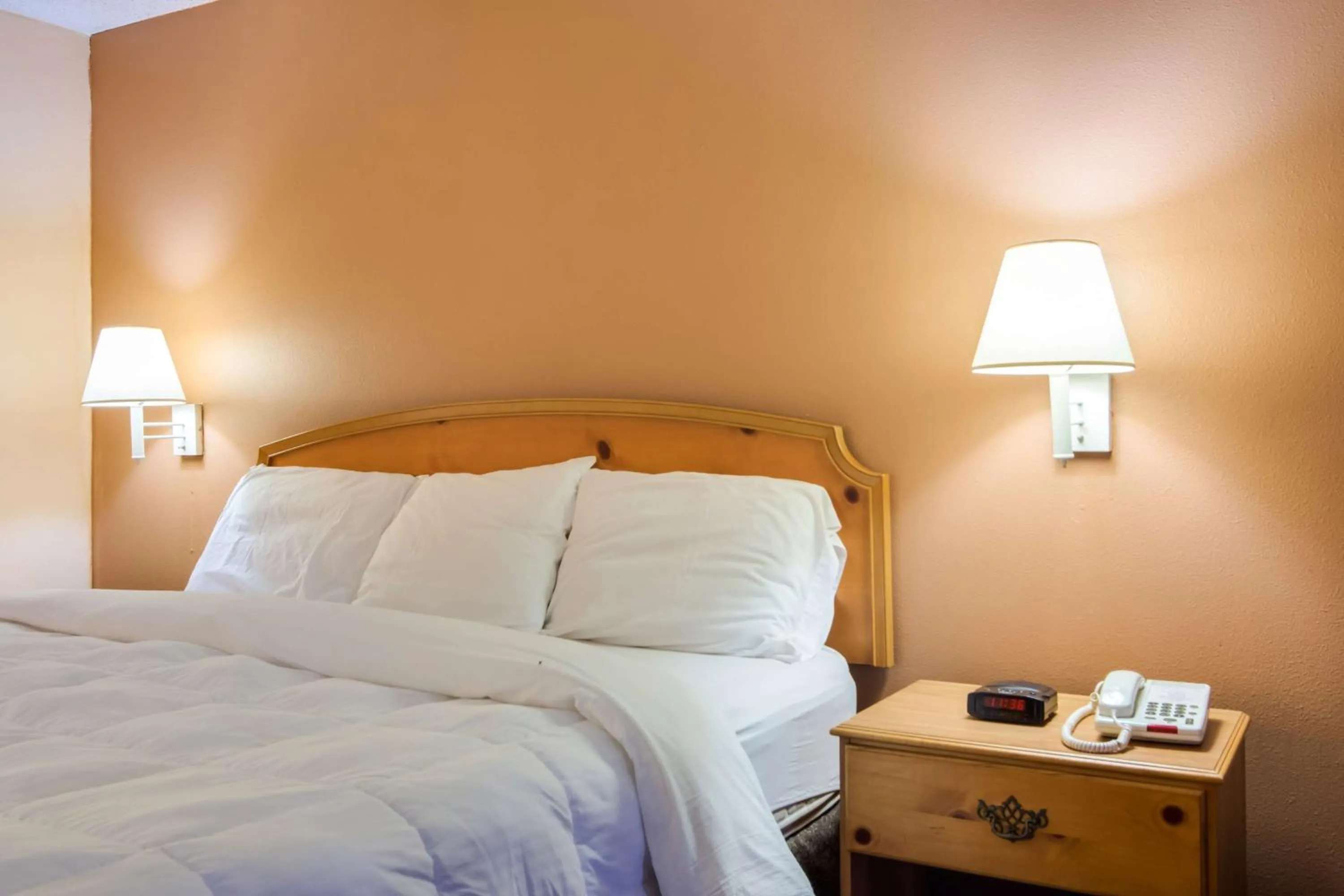 Photo of the whole room, Bed in Motel 6-Macon, GA