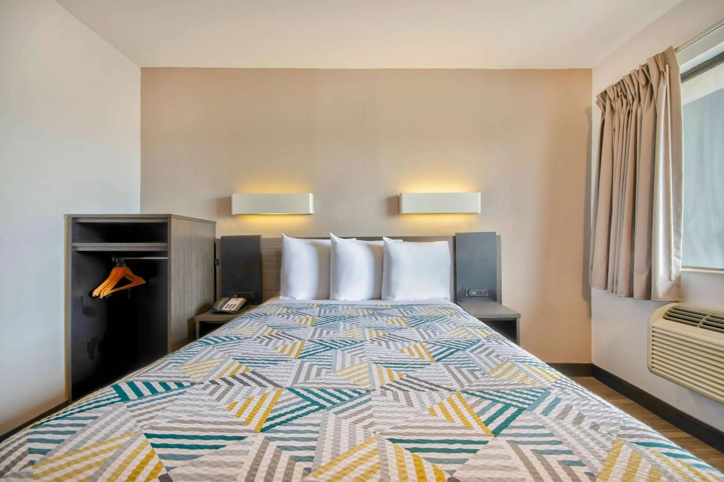 Bedroom, Bed in Motel 6 Jonesboro