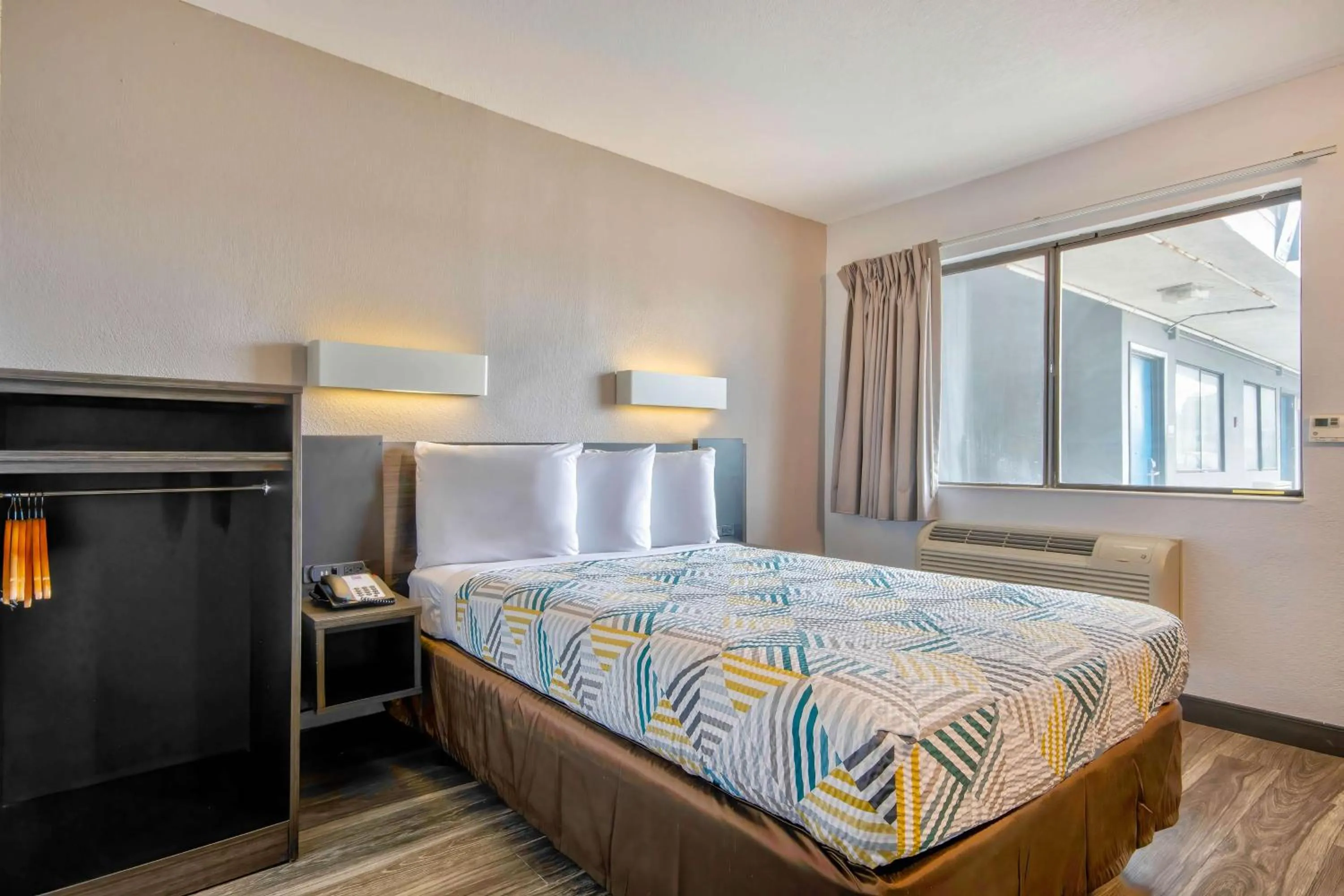 Bedroom, Bed in Motel 6 Jonesboro