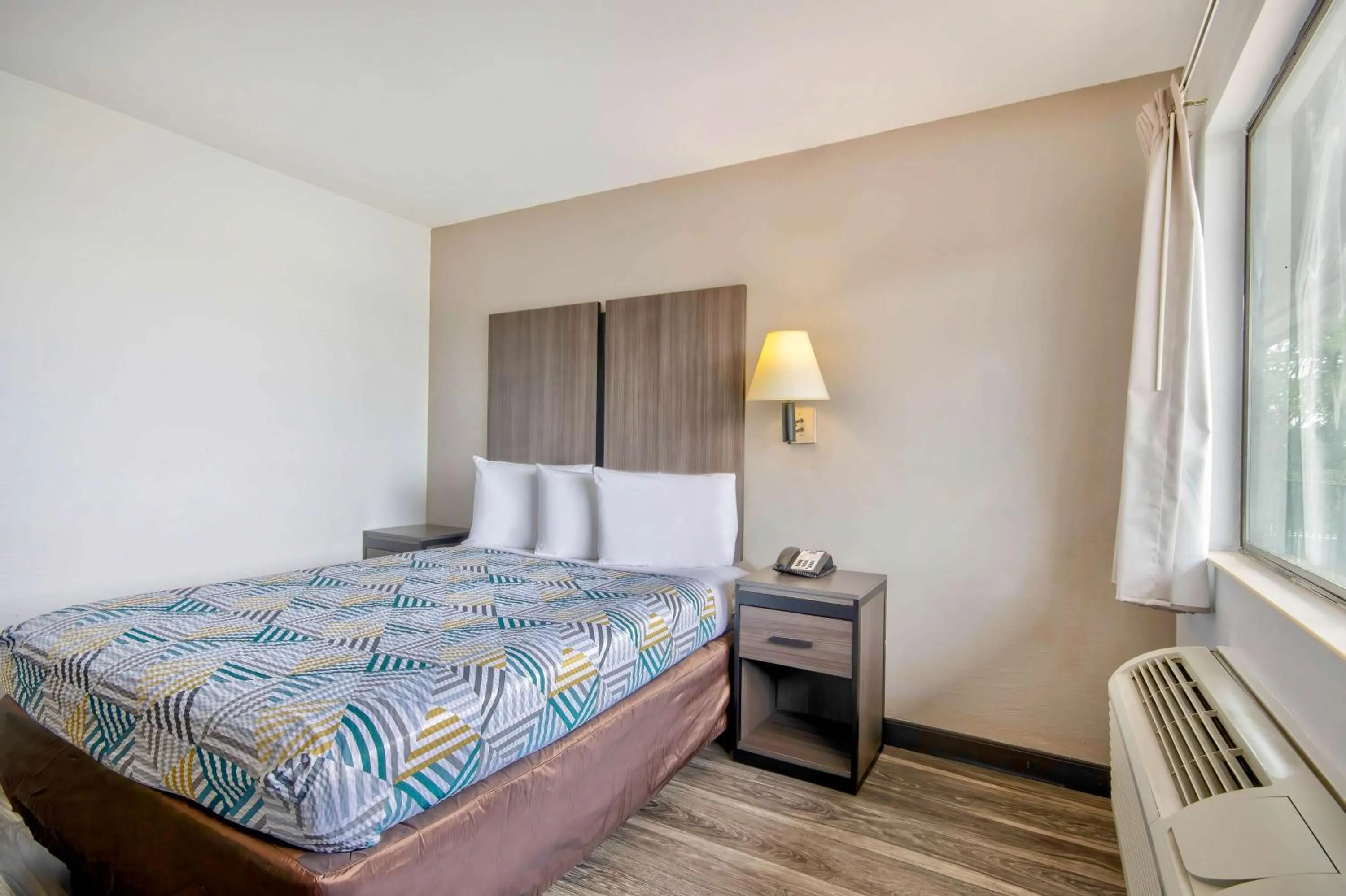 Bedroom, Bed in Motel 6 Jonesboro