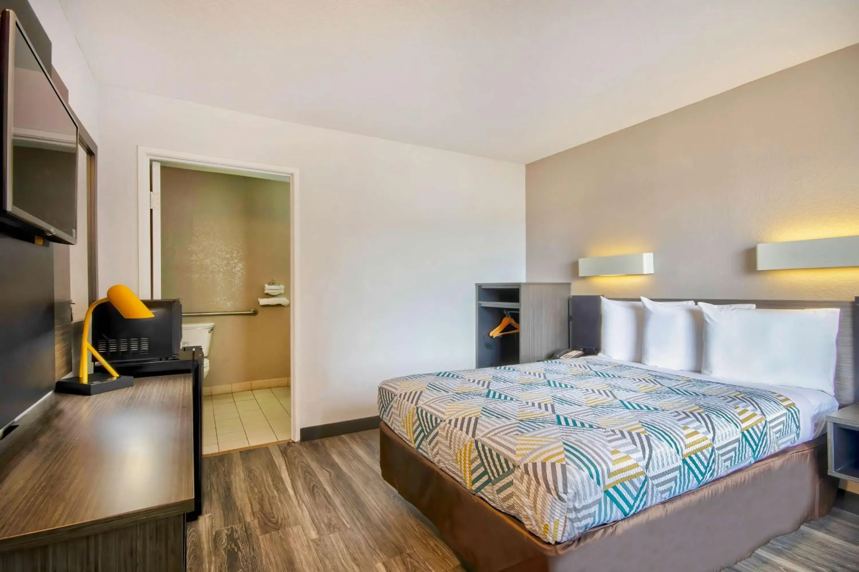 Standard Queen Room - Smoking in Motel 6 Jonesboro Standard Queen Room - Smoking in Motel 6 Jonesboro