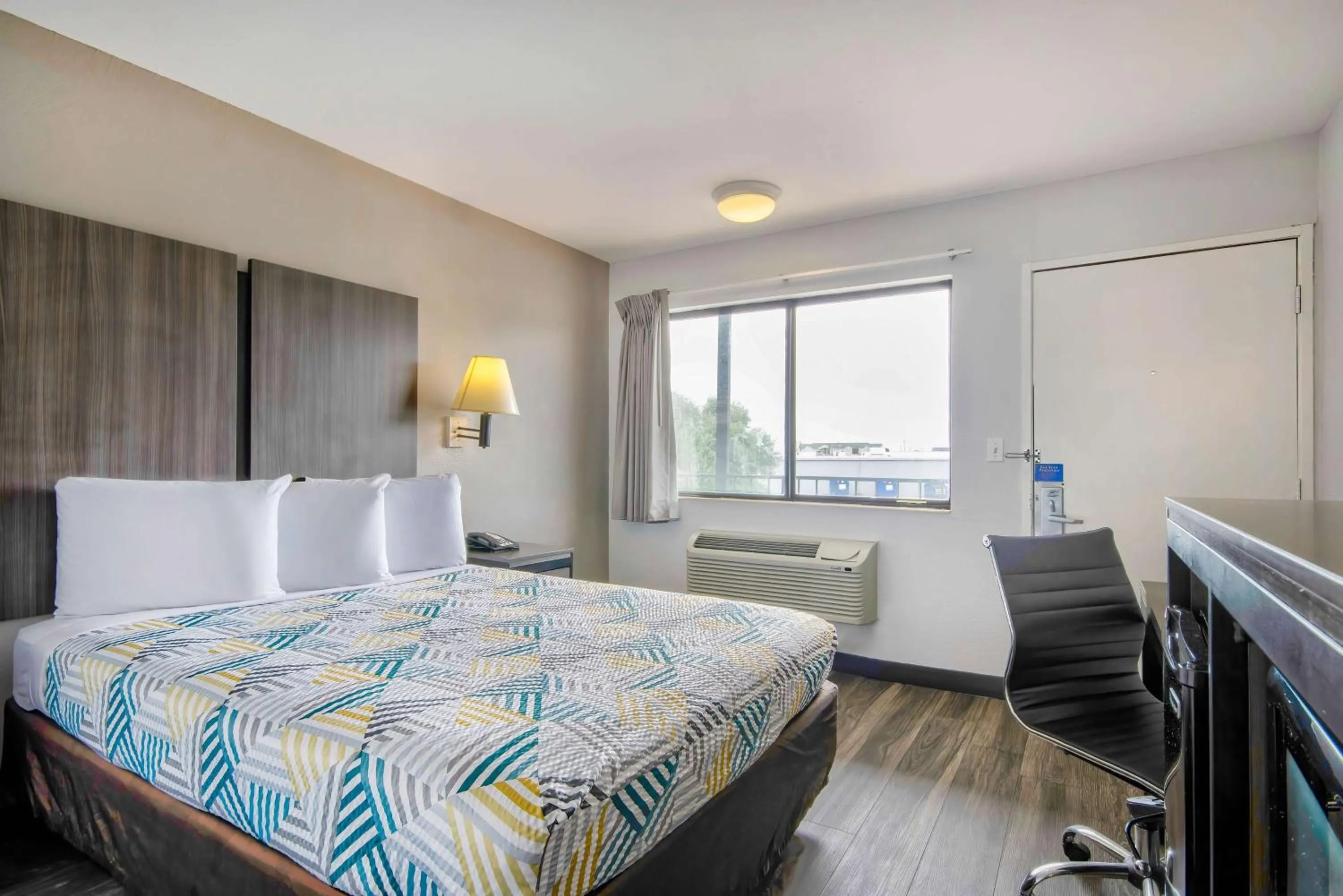 Bedroom, Bed in Motel 6 Jonesboro