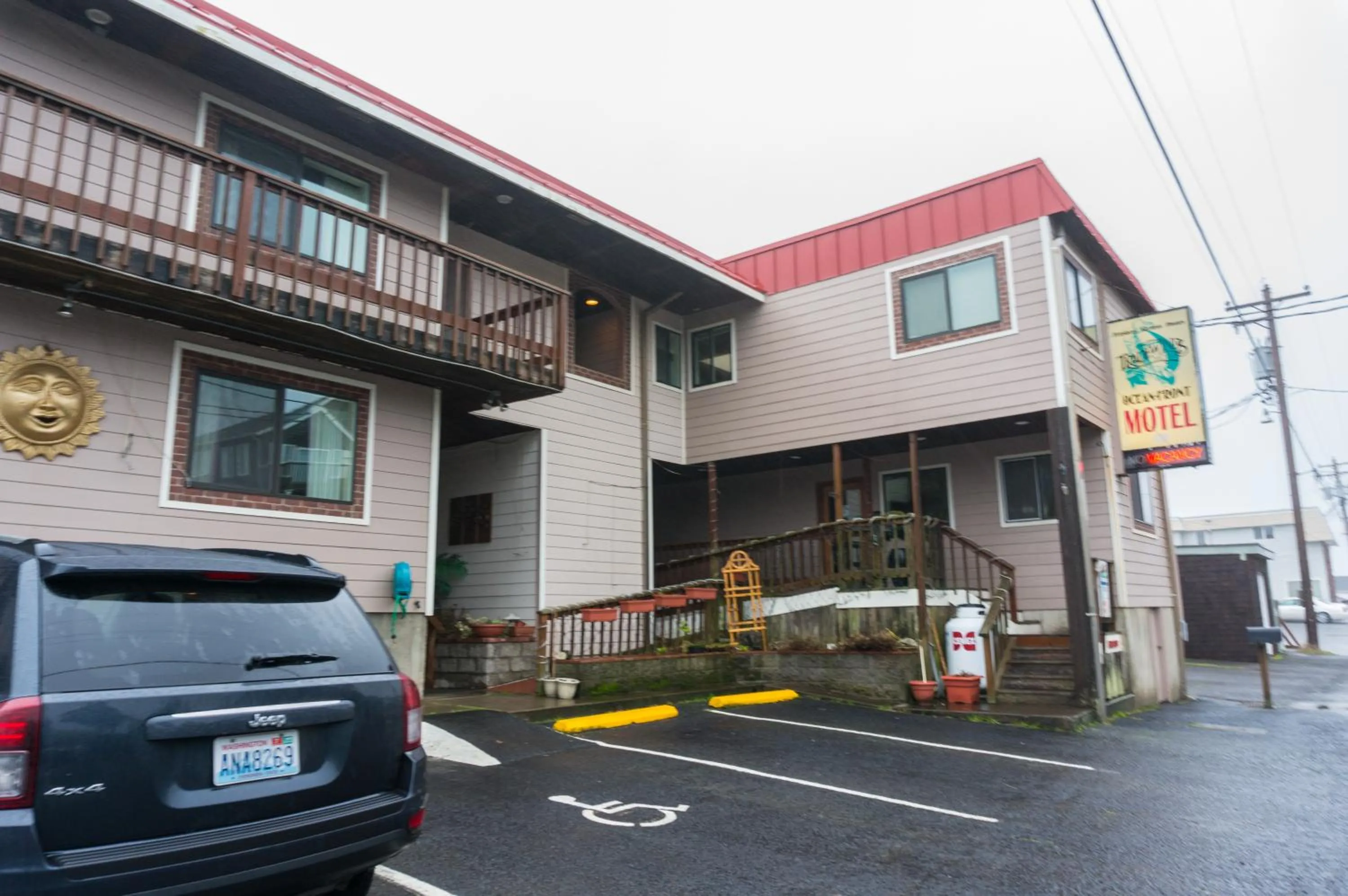 Facade/entrance in Tradewinds Motel