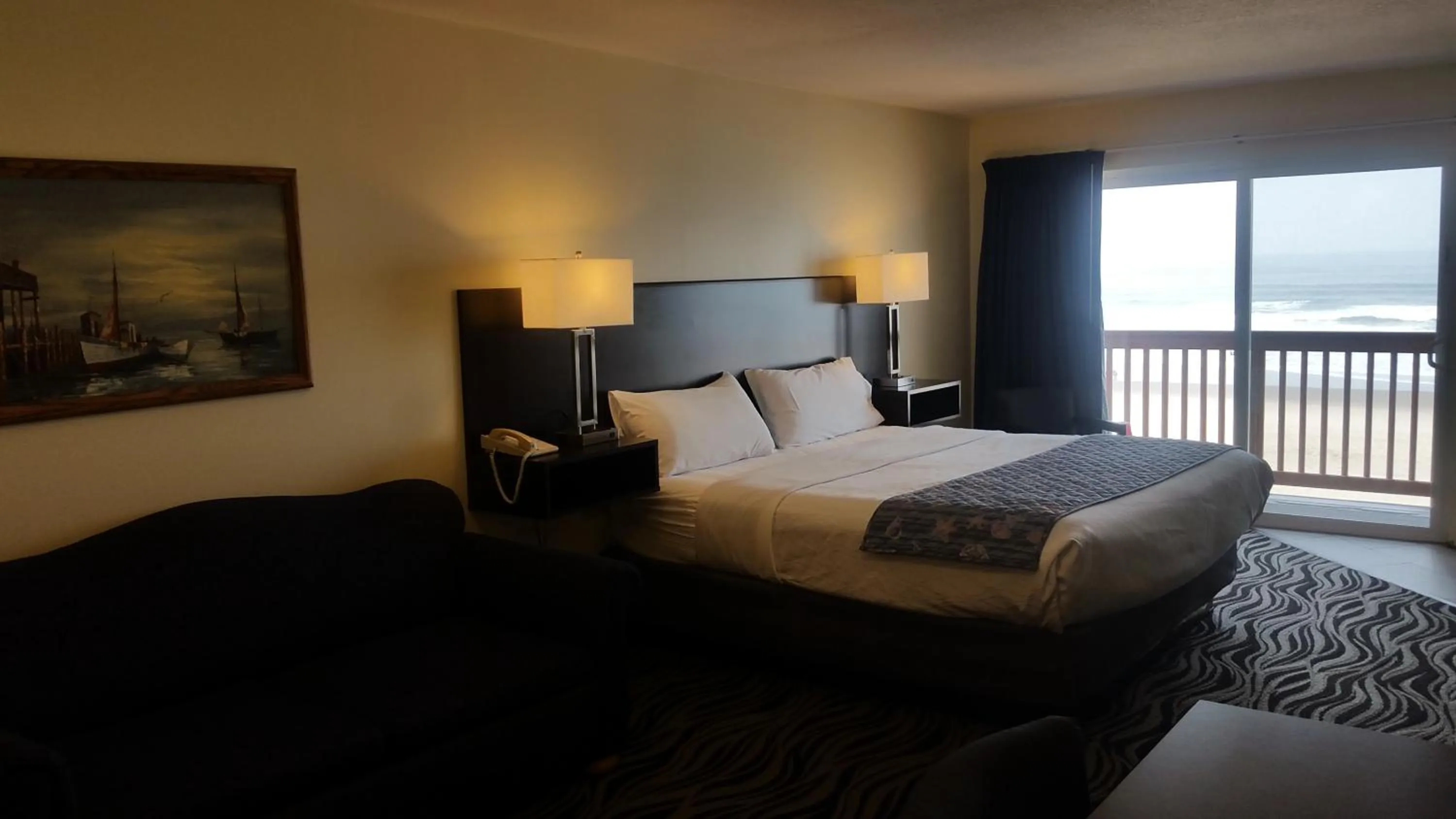 Bed in Tradewinds Motel