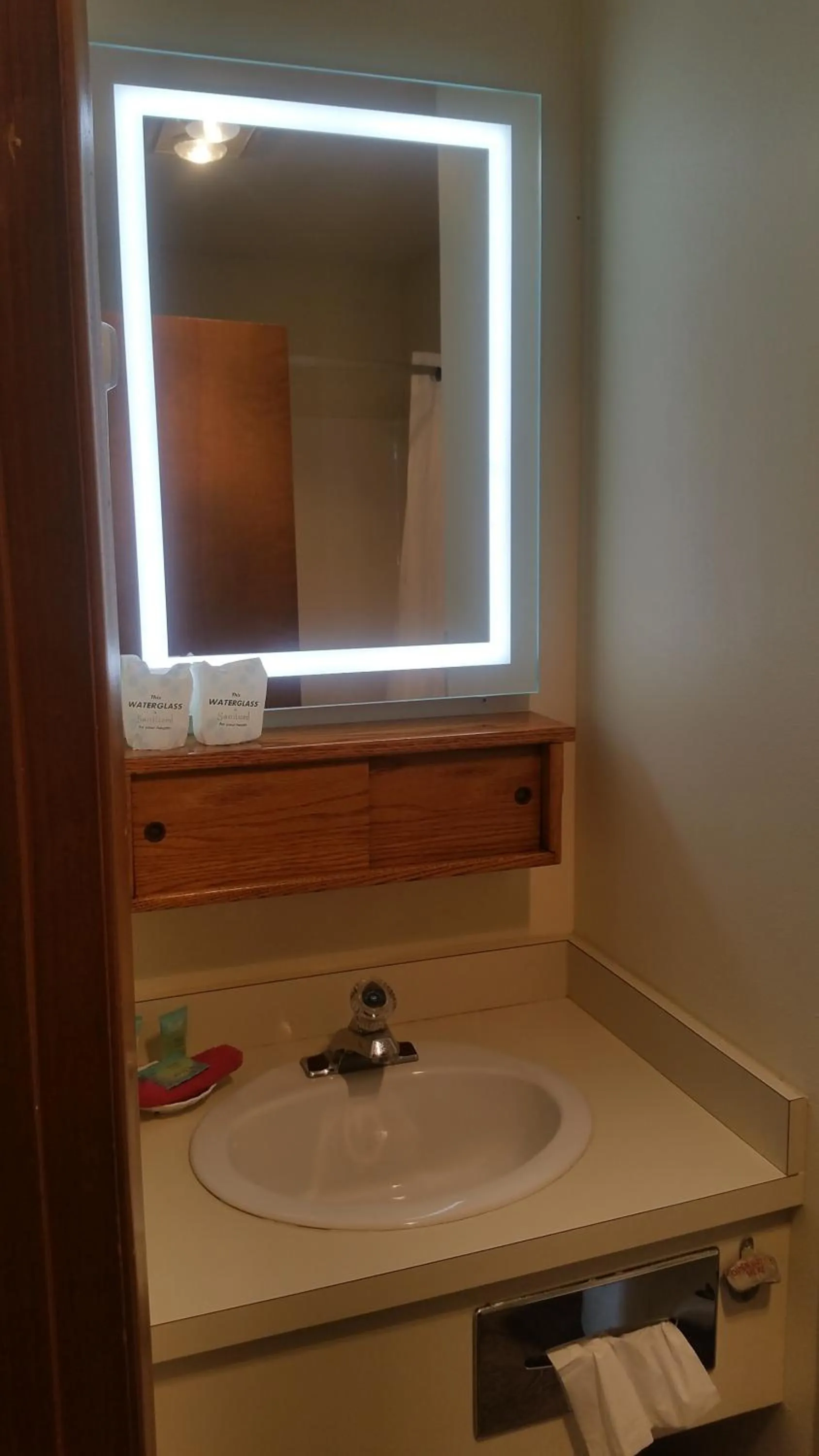 Bathroom in Tradewinds Motel