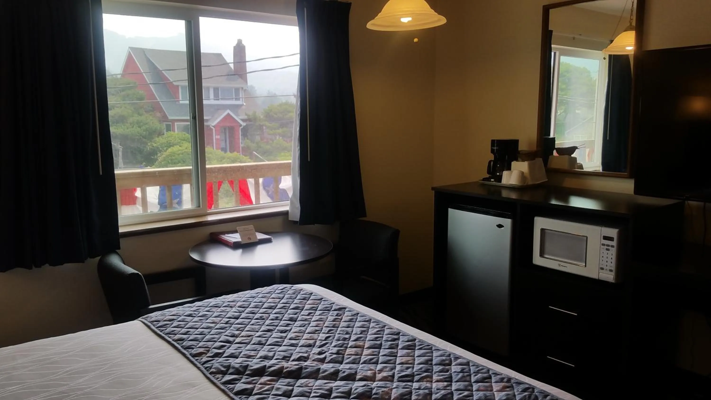 Bed in Tradewinds Motel