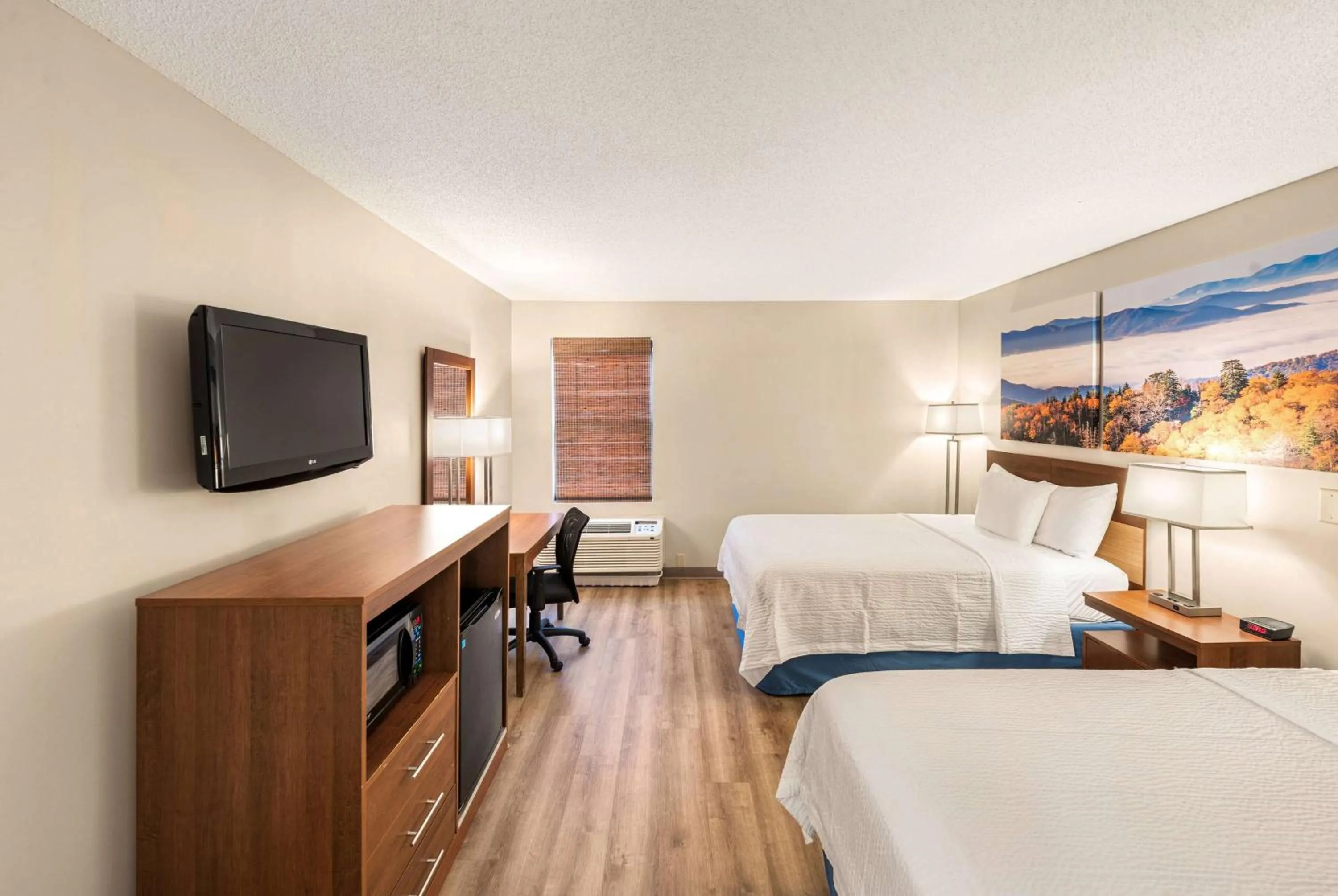 Photo of the whole room, Bed in Days Inn by Wyndham Raleigh-Airport-Research Triangle Park