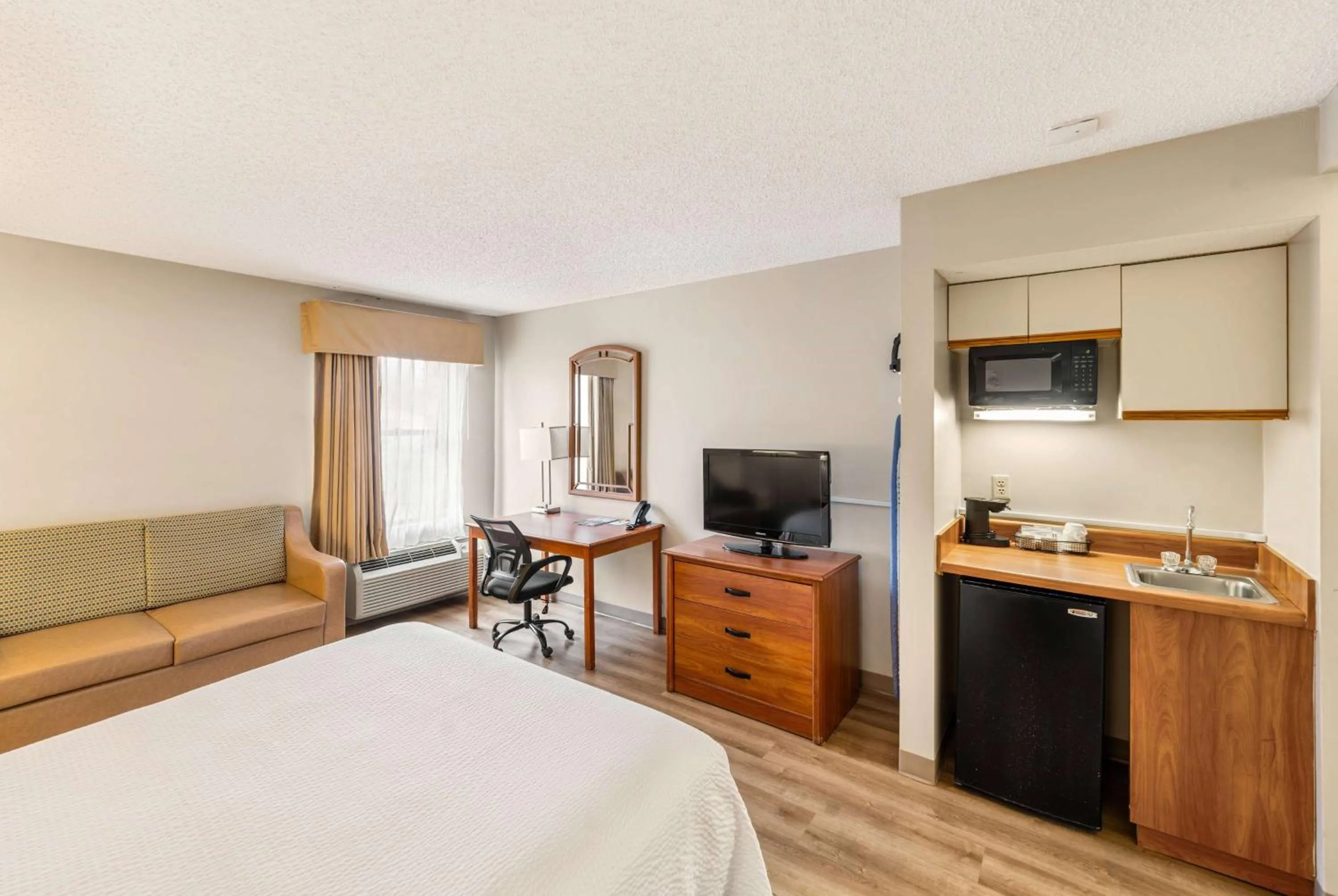 Photo of the whole room, Bed in Days Inn by Wyndham Raleigh-Airport-Research Triangle Park