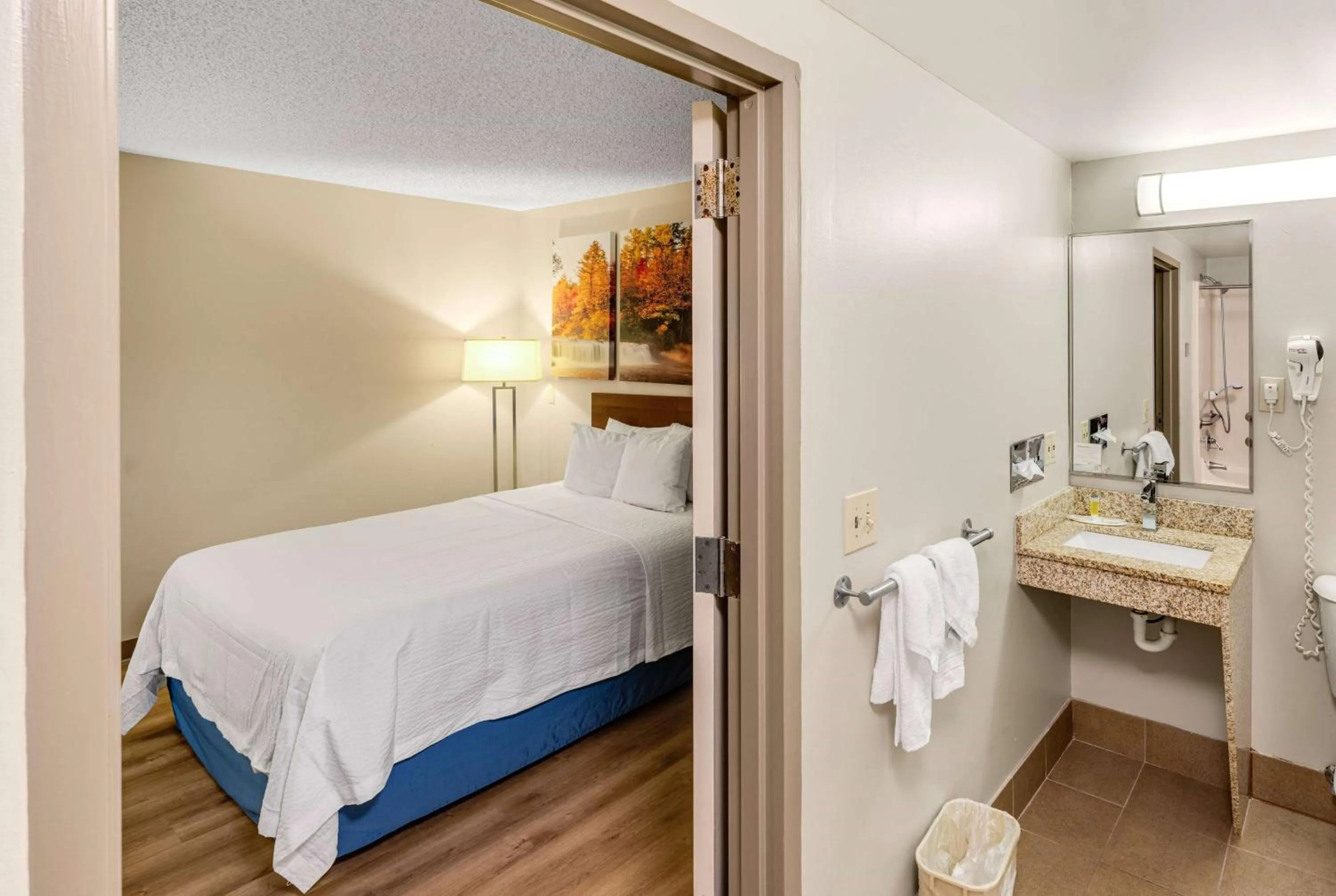 Photo of the whole room, Bed in Days Inn by Wyndham Raleigh-Airport-Research Triangle Park