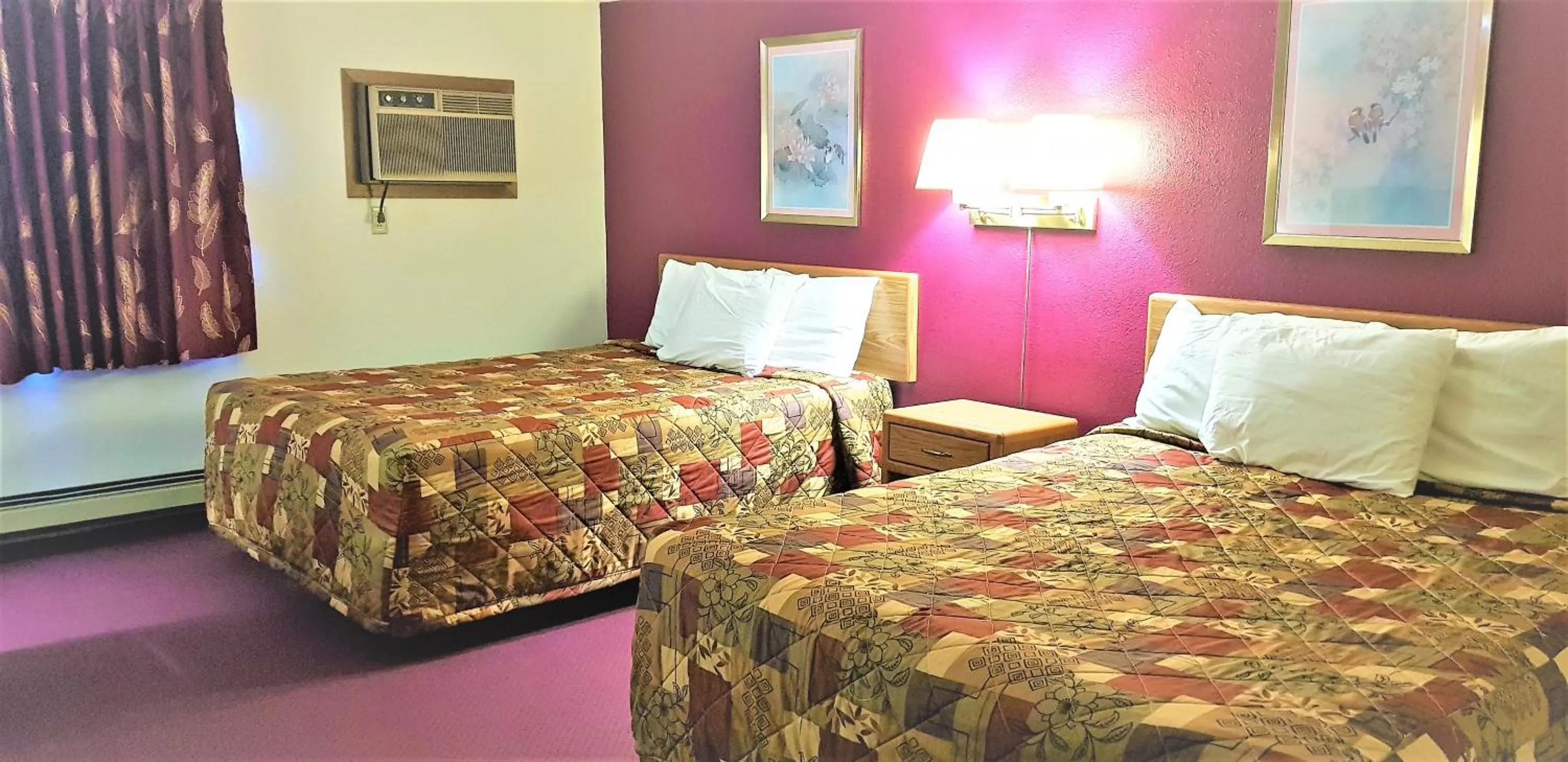 Bed in AmeriVu Inn & Suites-Avon