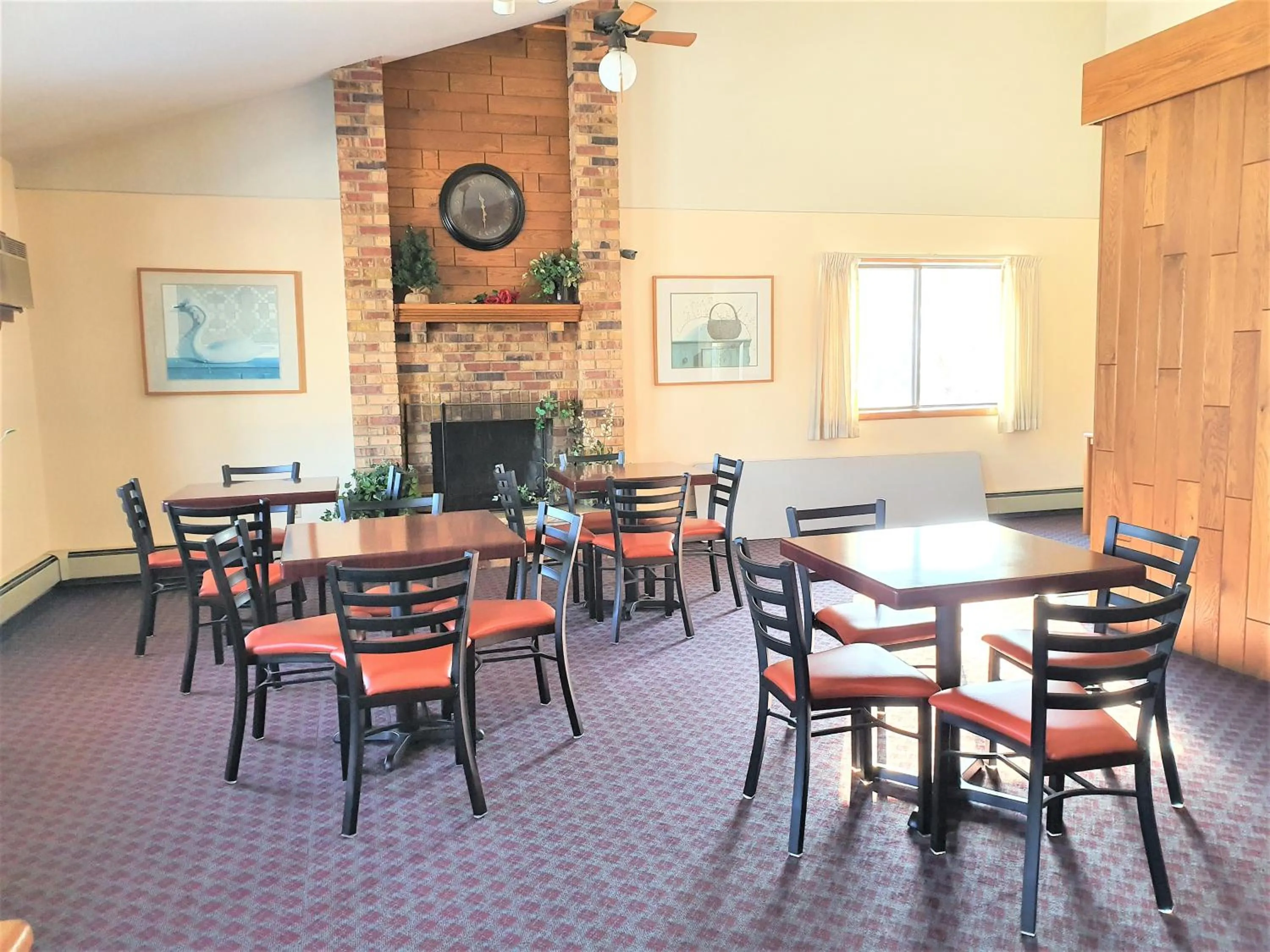 Dining area in AmeriVu Inn & Suites-Avon